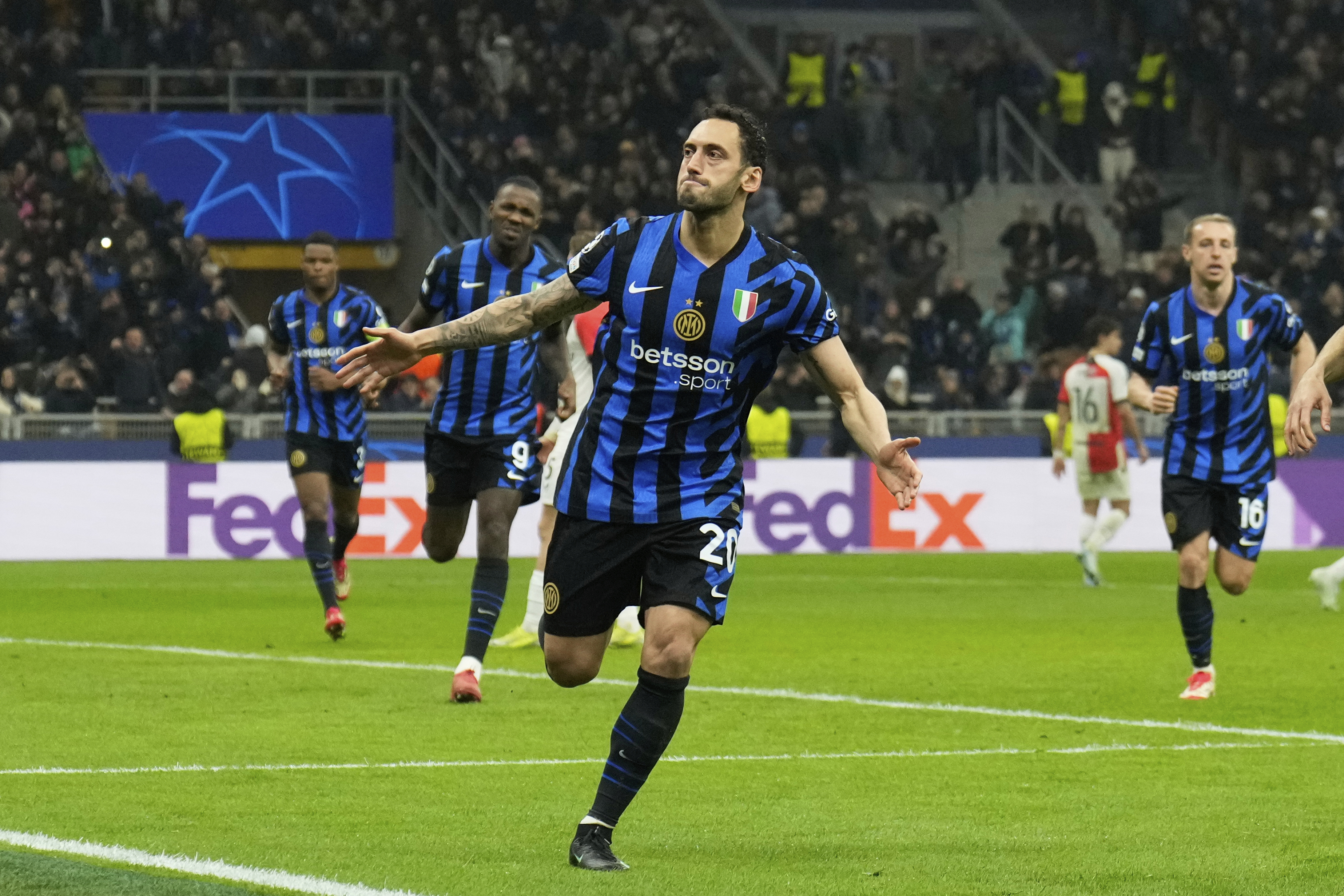 Hakan Çalhanoğlu tarihe geçti! Inter turu atladı