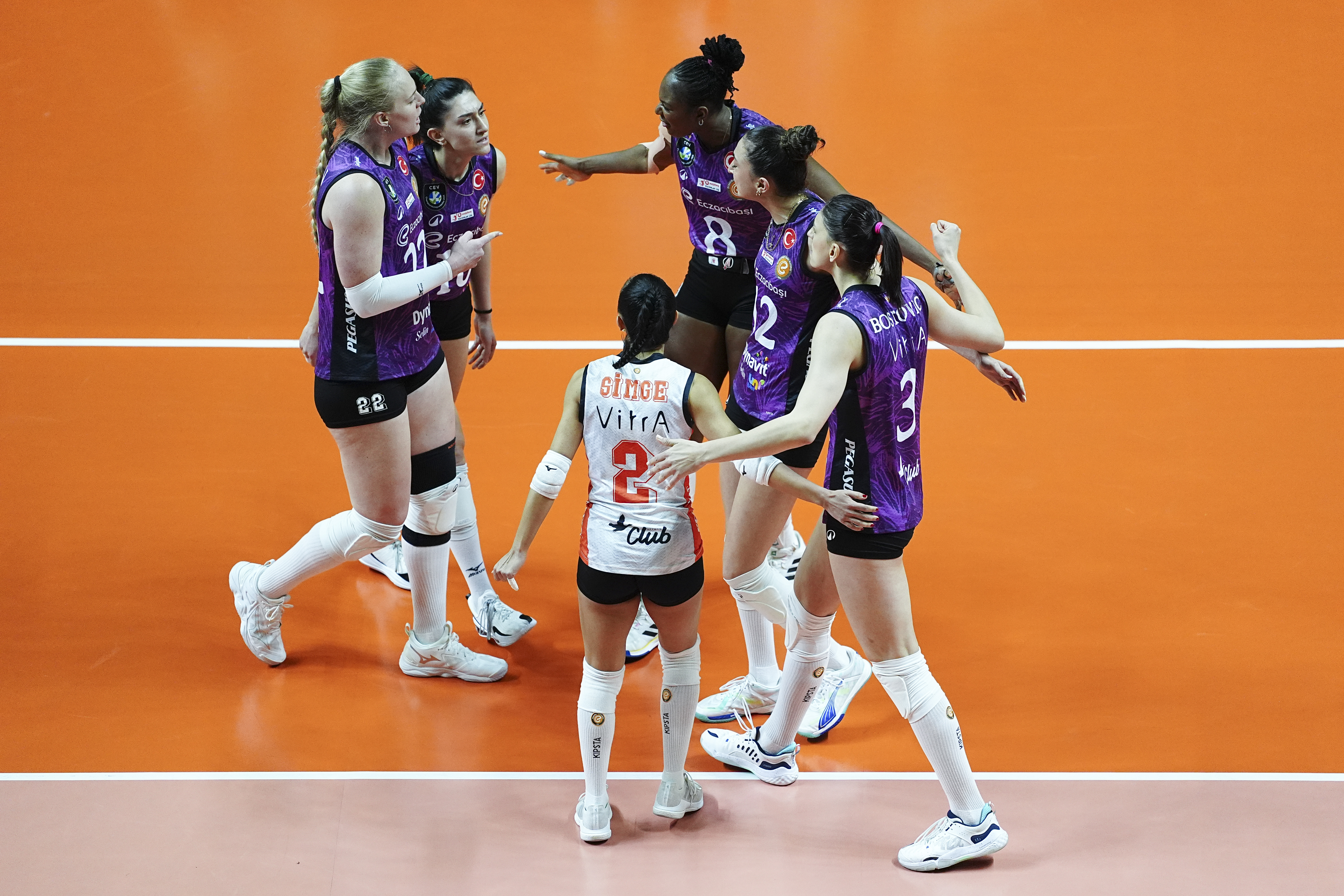 Eczacıbaşı Dynavit yarın sahasında VakıfBank'ı konuk edecek