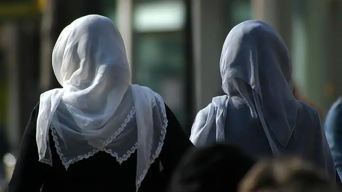 Kütüphanede kadına akıl almaz saldırı! Başörtüsünü yakmaya çalıştı