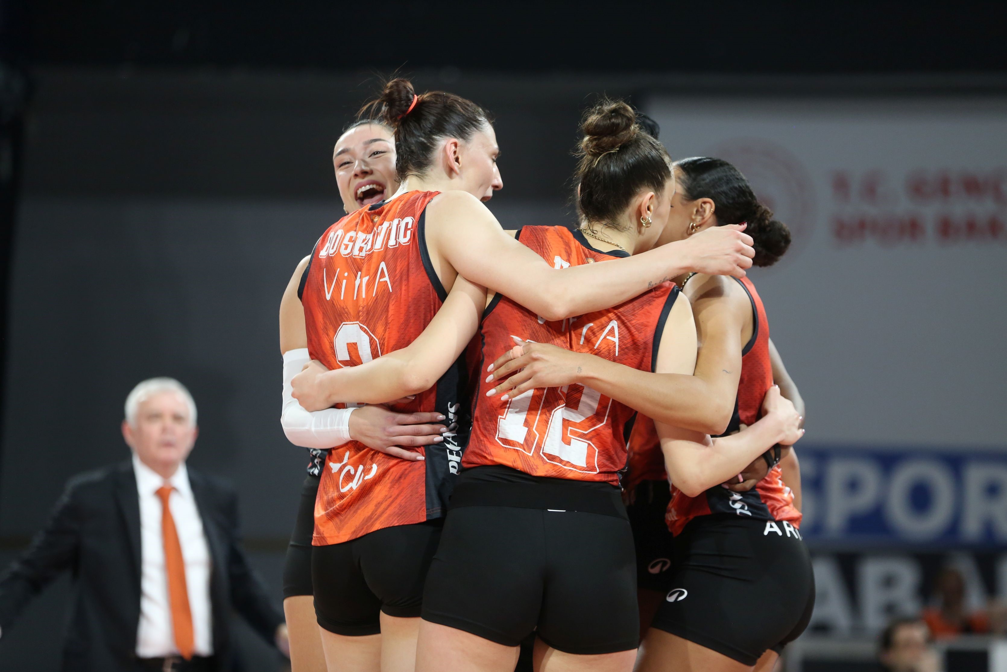 Eczacıbaşı karar setinde finale yükseldi