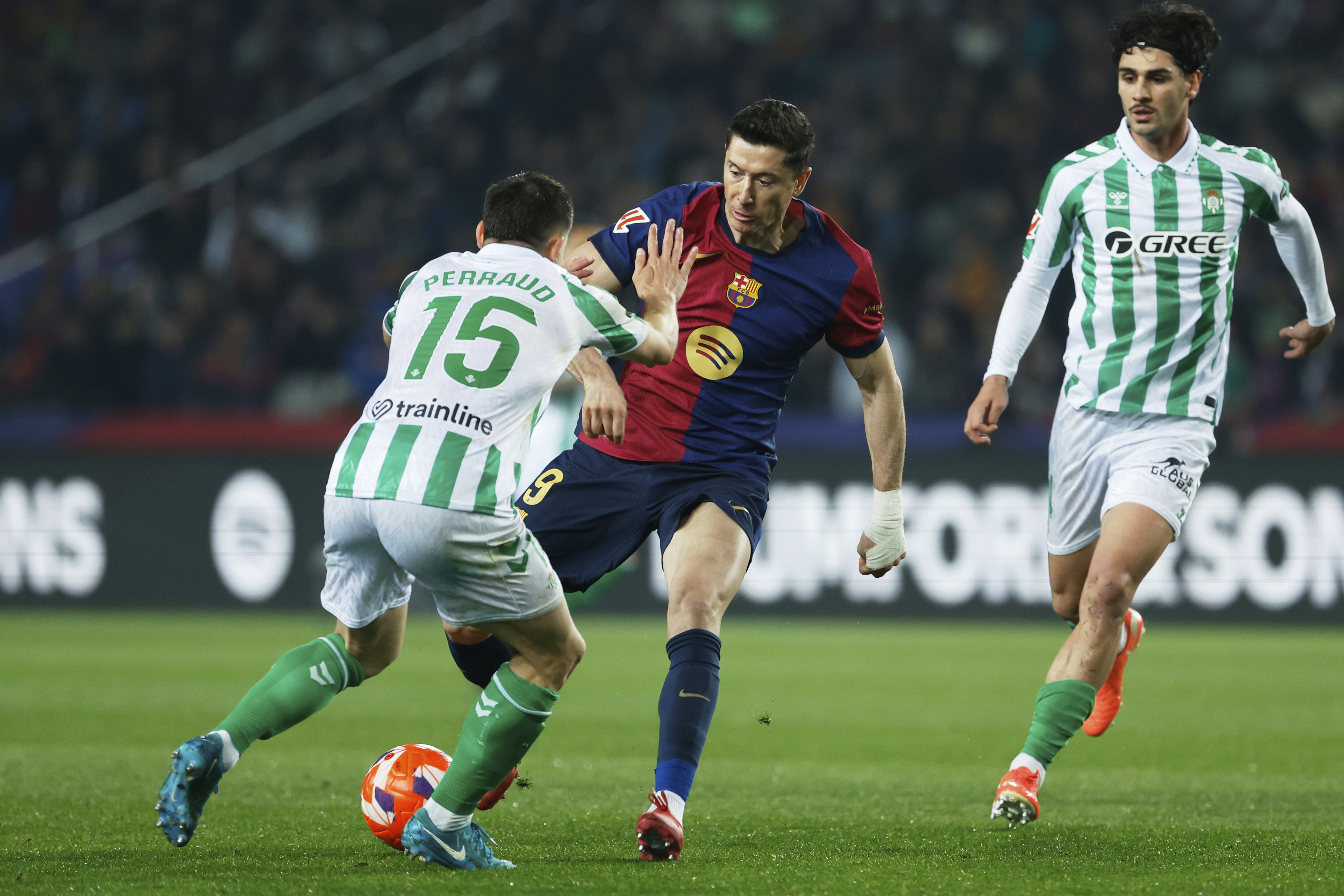 Barcelona fırsat tepti