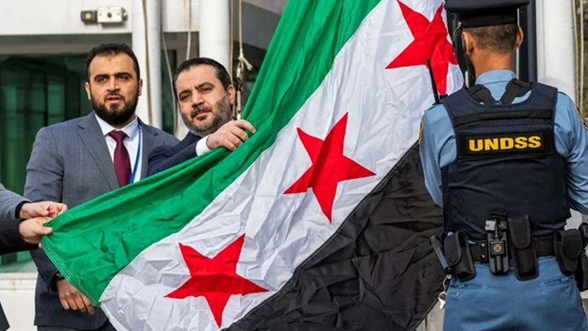 Yeni Suriye bayrağı New York'ta göndere çekildi