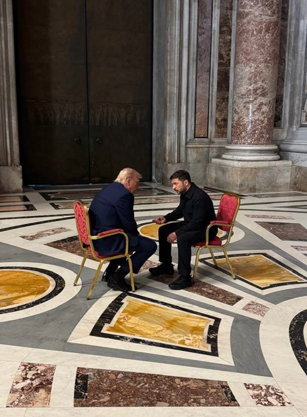 Vatikan'daki baş başa görüşmeye ilişkin detay verdi! Trump'tan Zelenski açıklaması