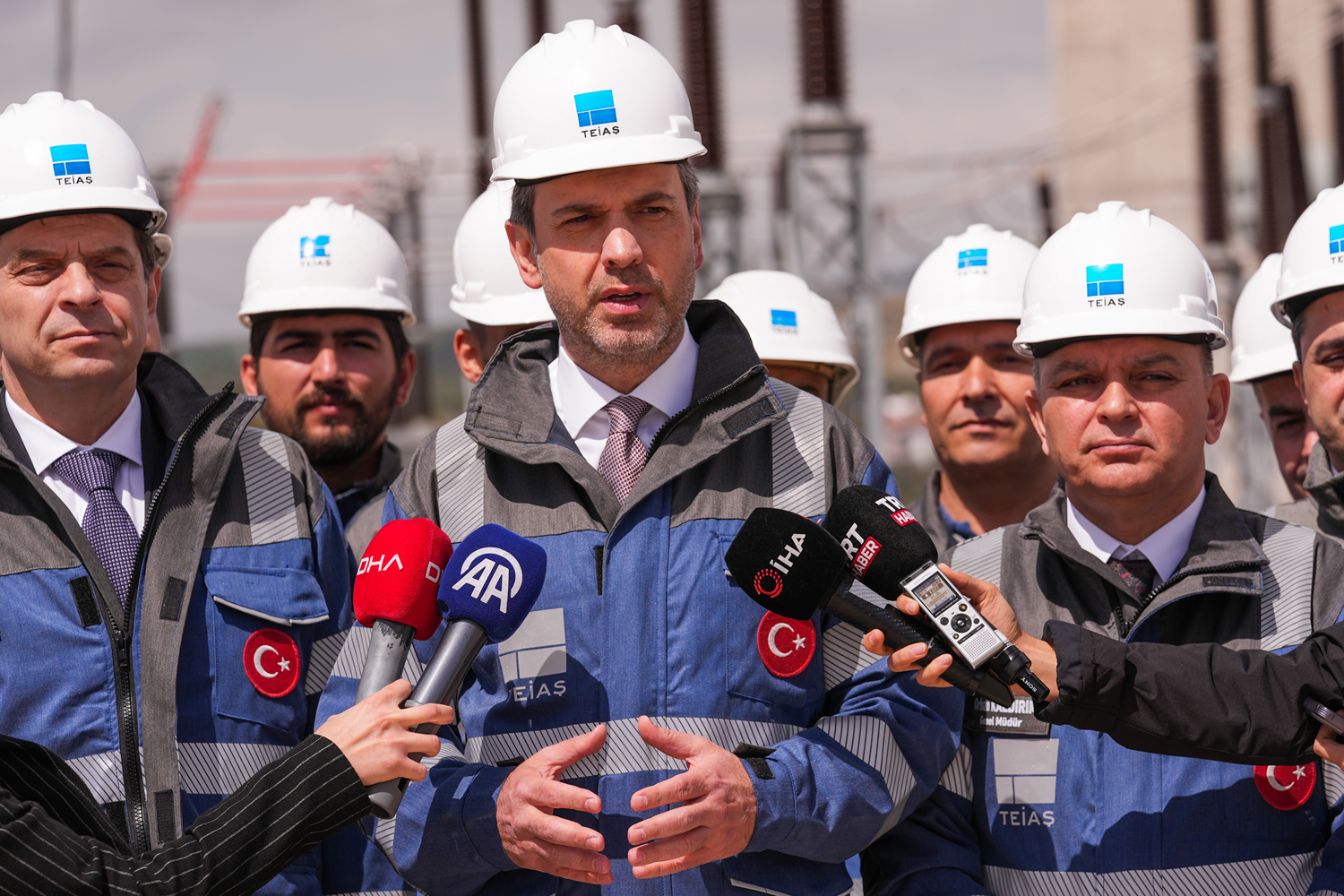 Türkiye'nin elektrik iletim ve dağıtım hatlarında kesintiye neden olacak sorun bulunmuyor