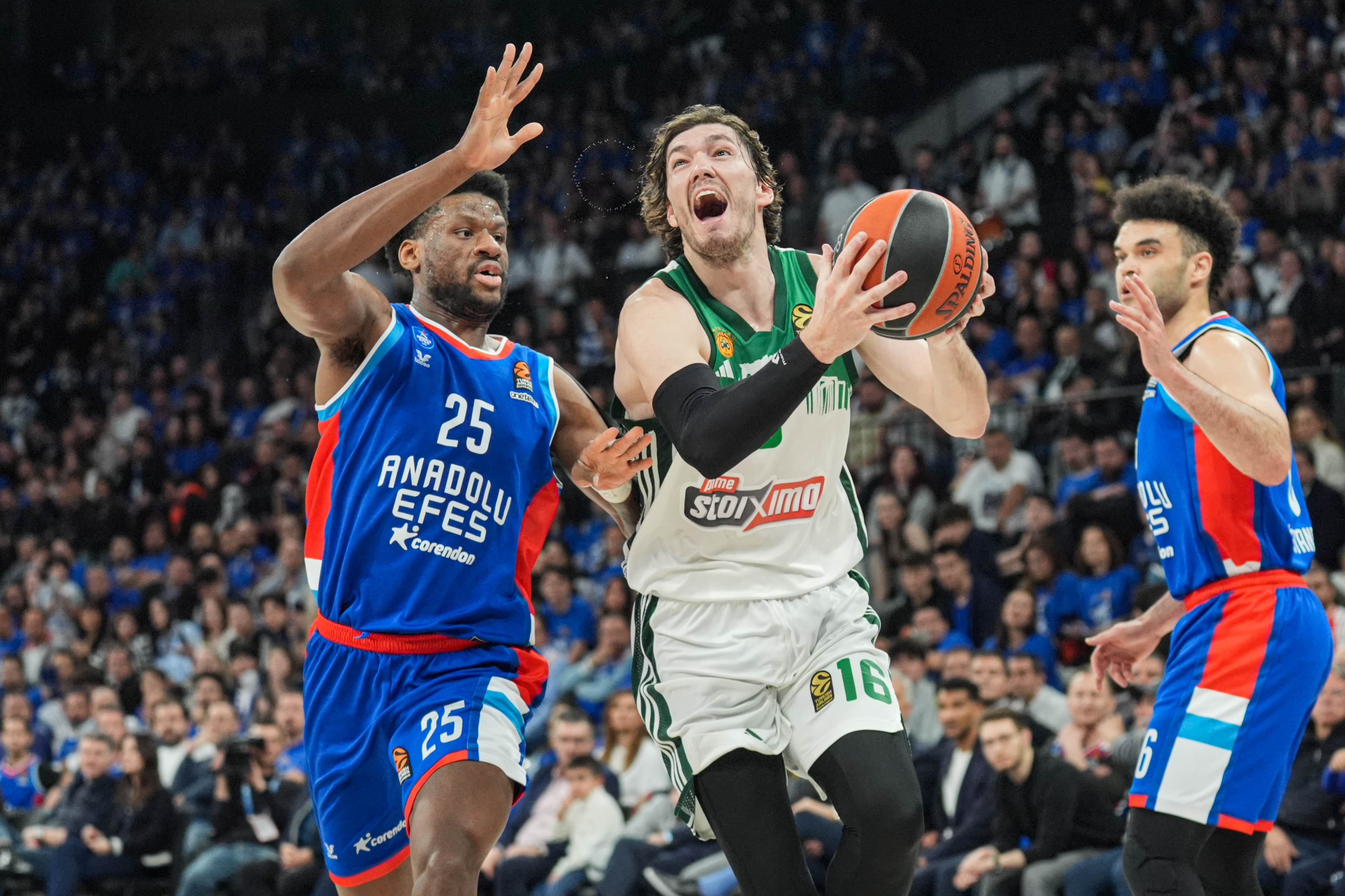 Anadolu Efes evinde kazandı! Seri son maça kaldı