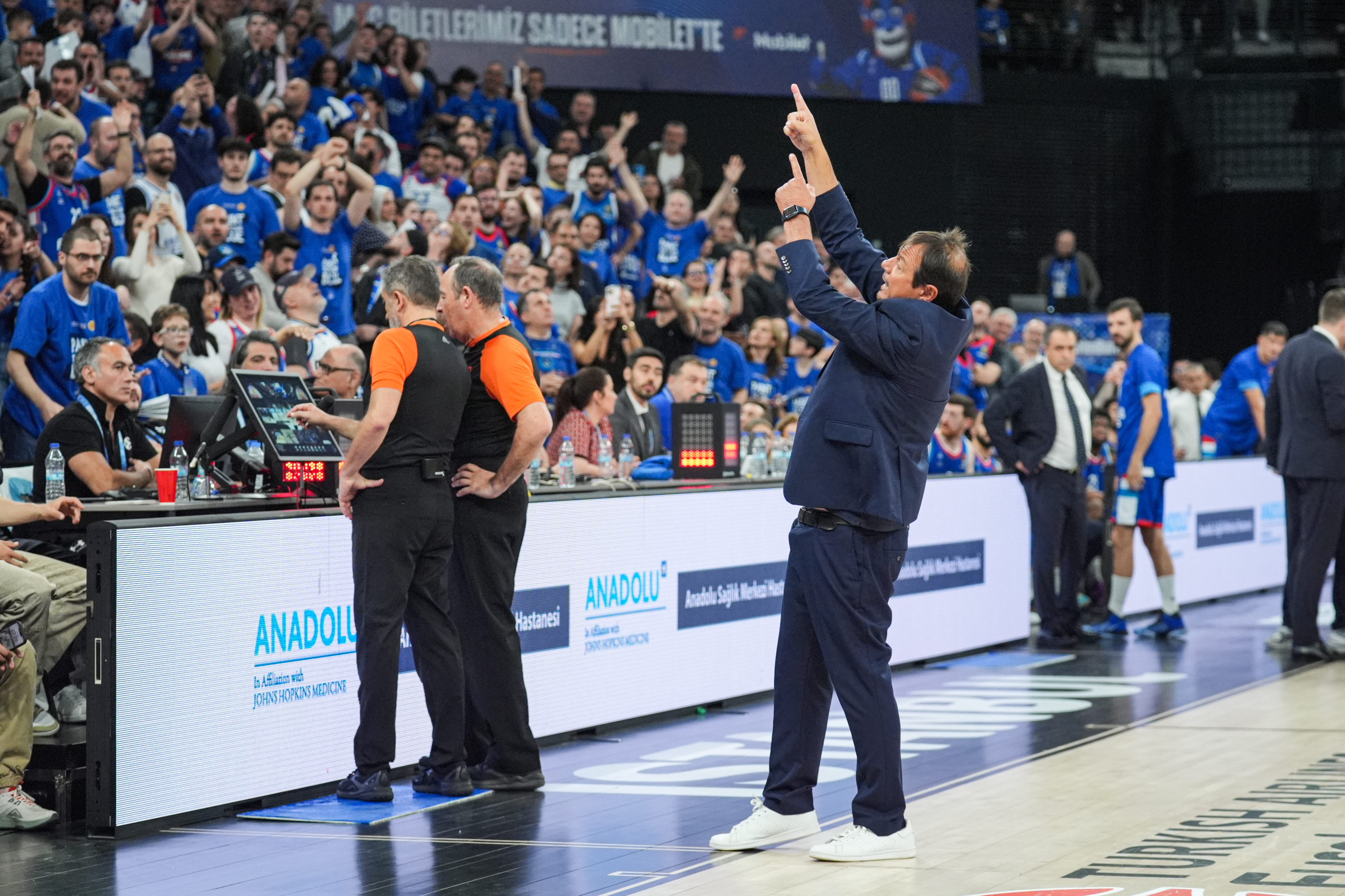 Anadolu Efes-Panathinaikos maçında gergin anlar! Ergin Ataman taraftarla tartıştı