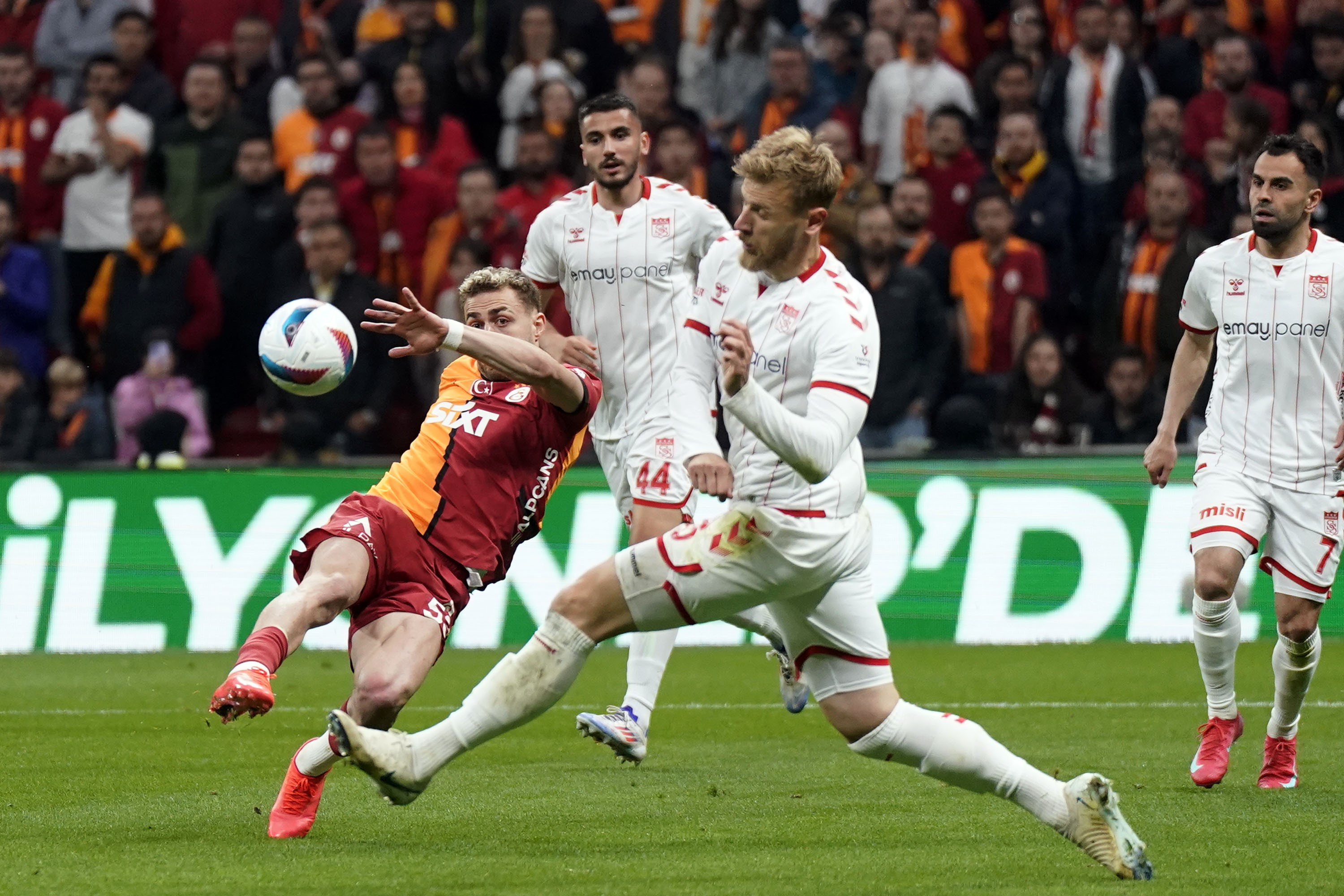 Galatasaray galibiyetini kutlamıştı! Görevinden istifa etti