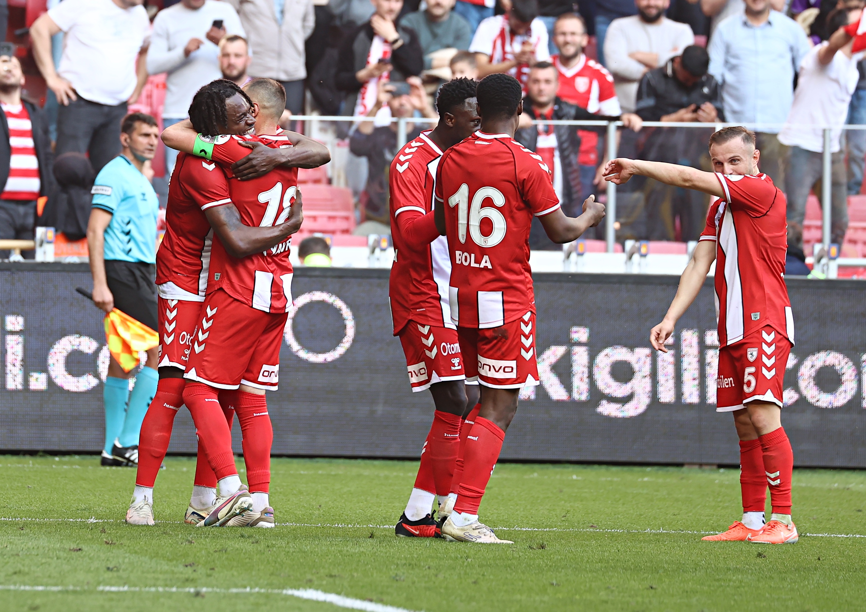 Samsunspor evinde 3 golle kazandı