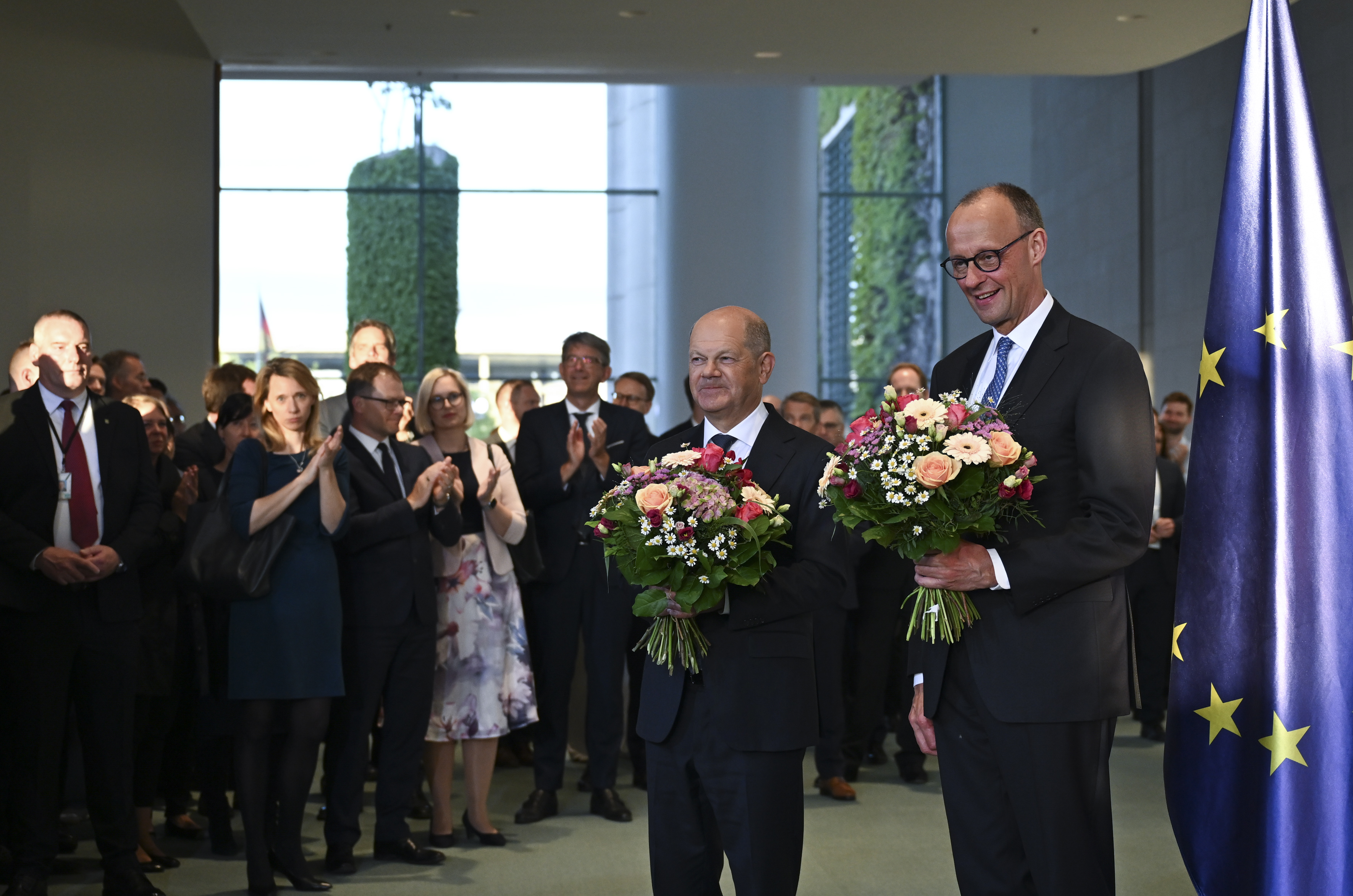 Almanya'da Merz dönemi! Scholz görevi resmen devretti
