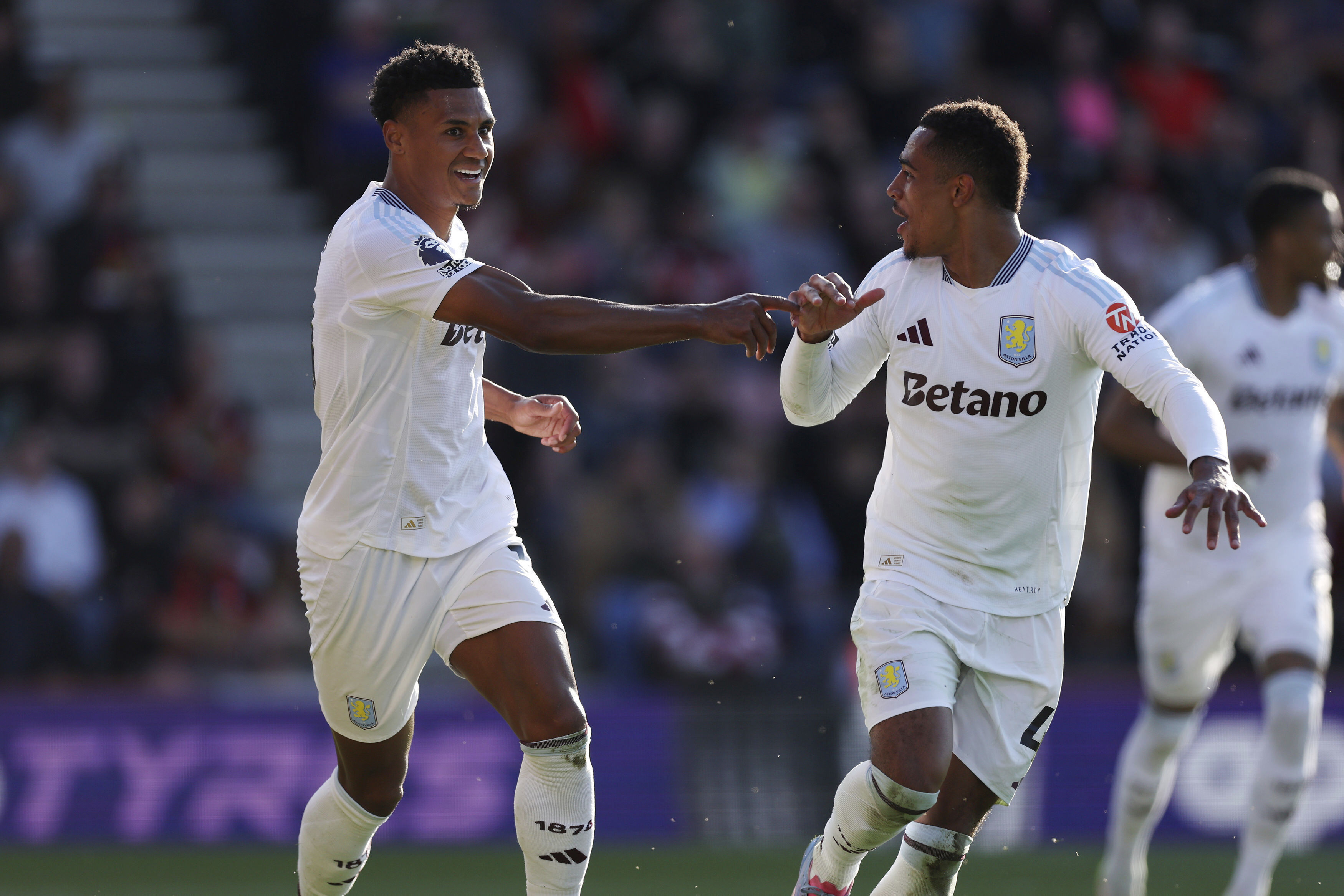 Aston Villa 10 kişiyle kazandı
