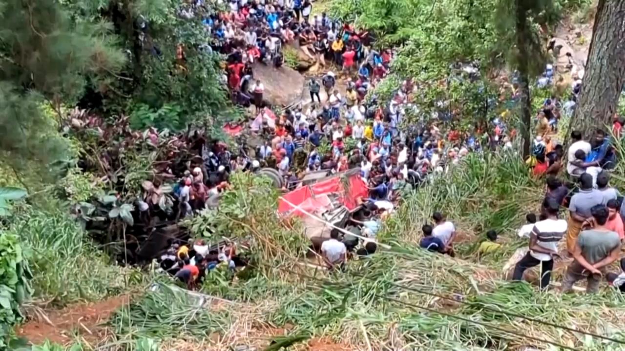 Sri Lanka'da yolcu otobüsünün uçuruma yuvarlandı: 21 ölü