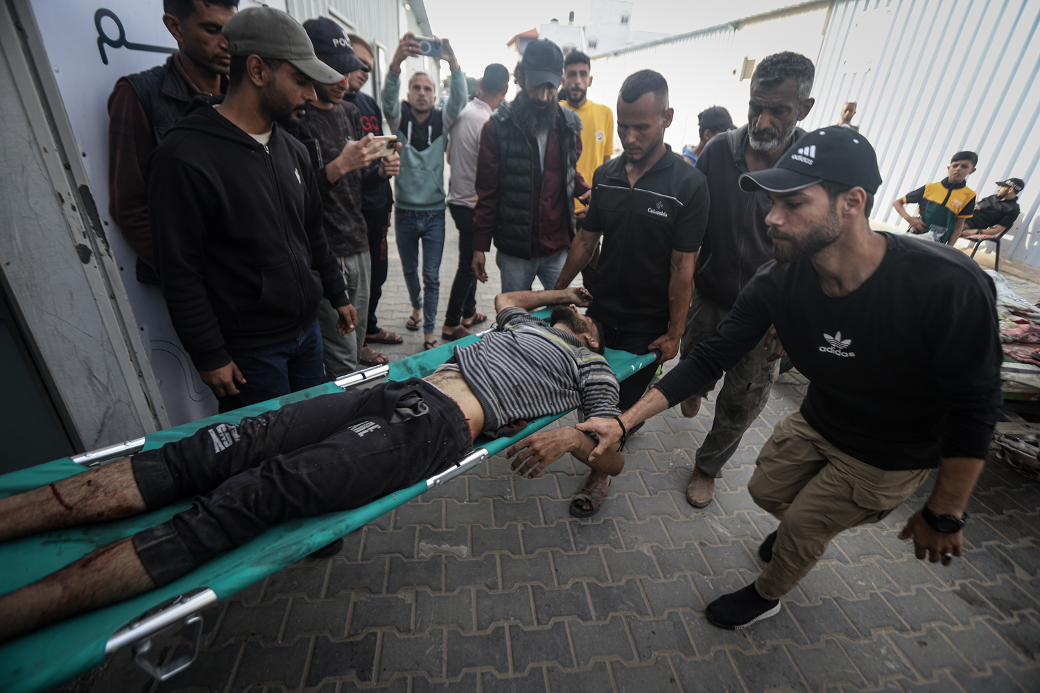 Soykırımcı İsrail Nasır Hastanesi'ne saldırdı!