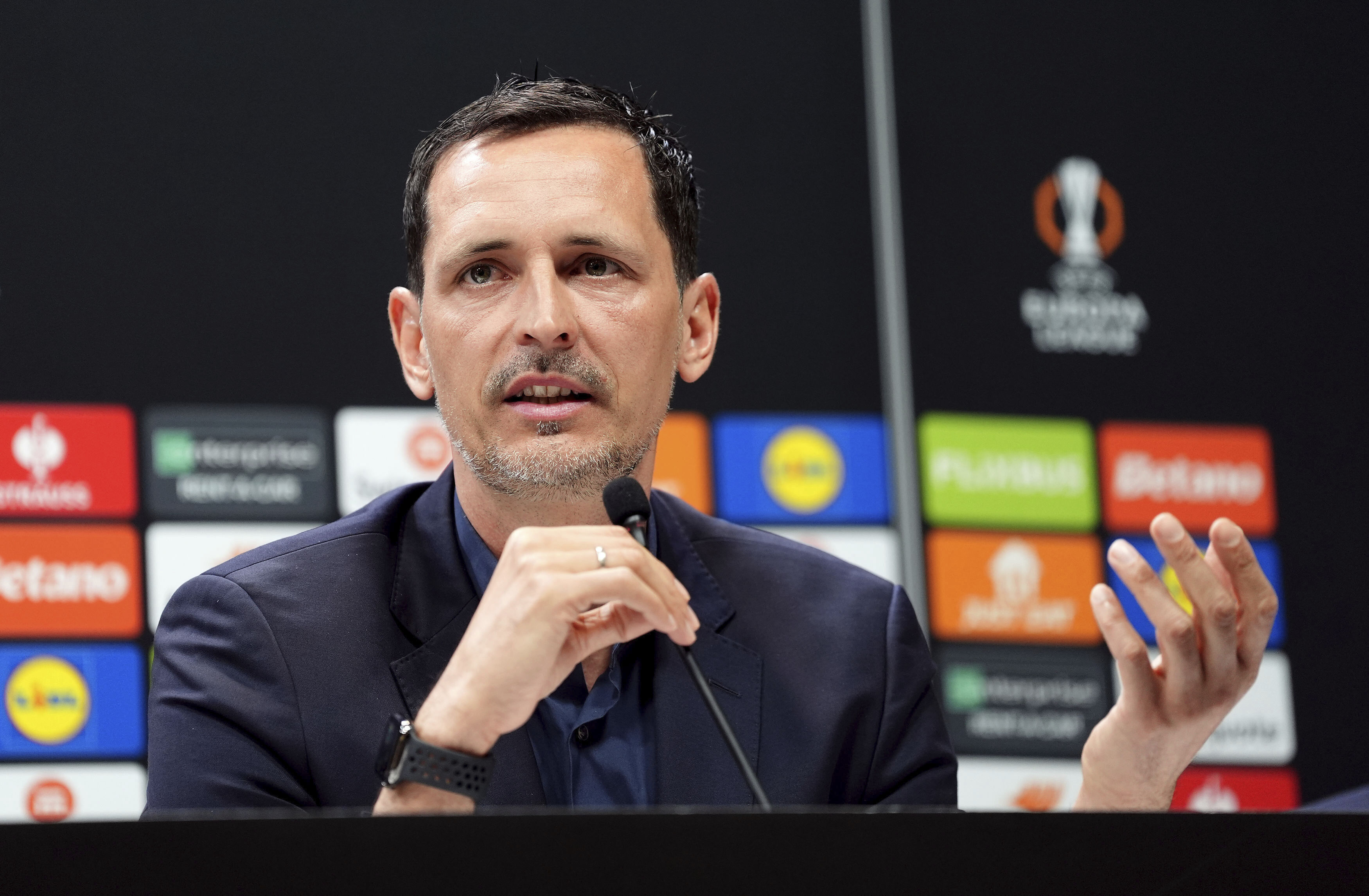 Eintracht Frankfurt, Dino Toppmöller ile sözleşme uzattı