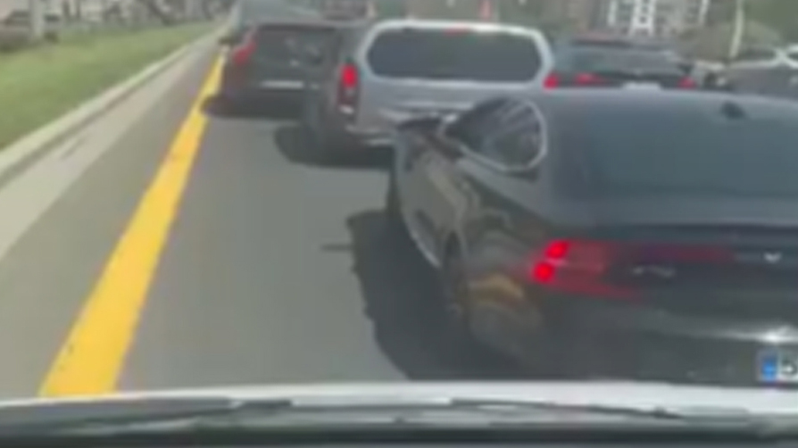 3 araç trafikten men edildi! Ambulansa yol vermeyen düğün magandalarının hazin sonu