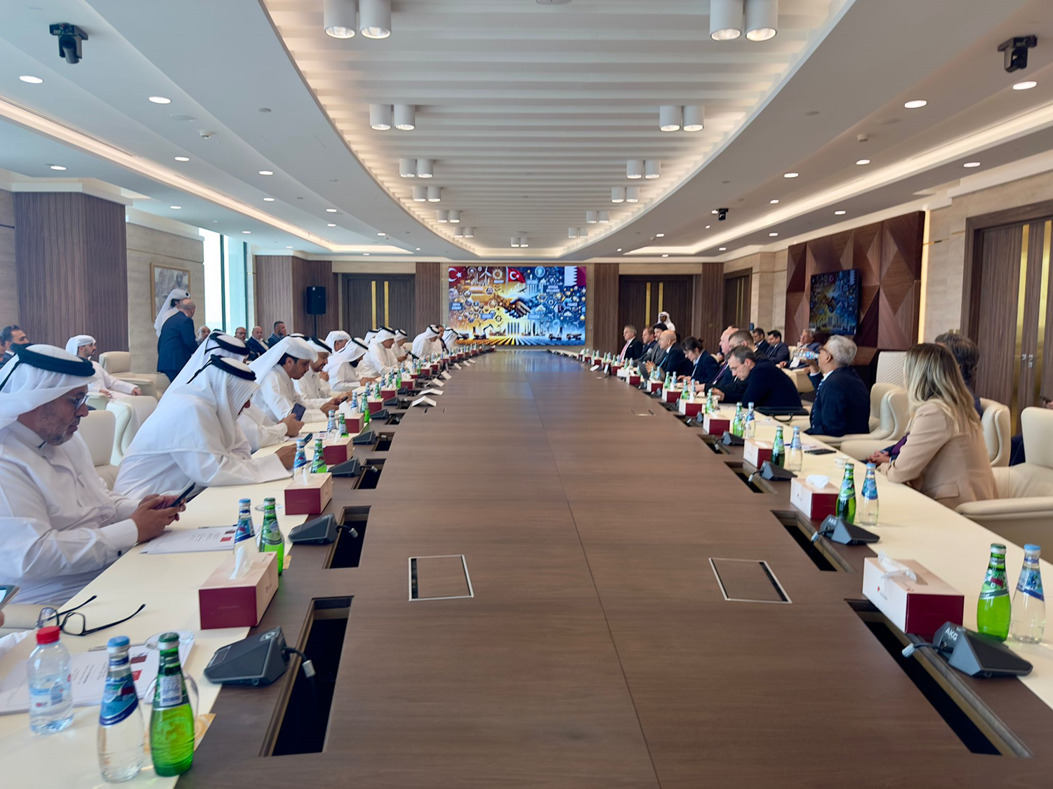 Bakan Şimşek, Doha'da reel sektöre Türkiye'deki yatırım fırsatlarını anlattı