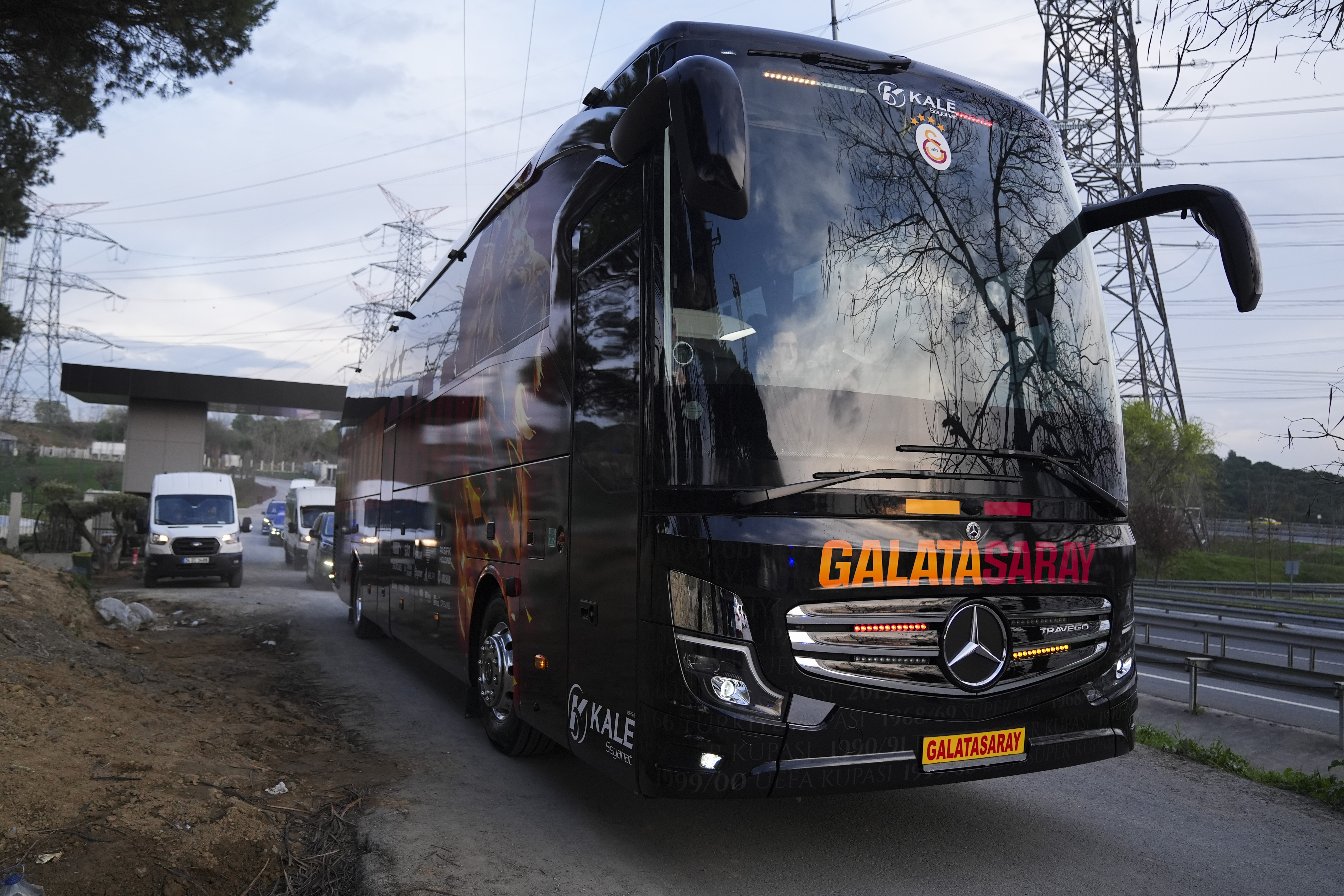 İzmir'de Galatasaray takım otobüsüne taşlı saldırı