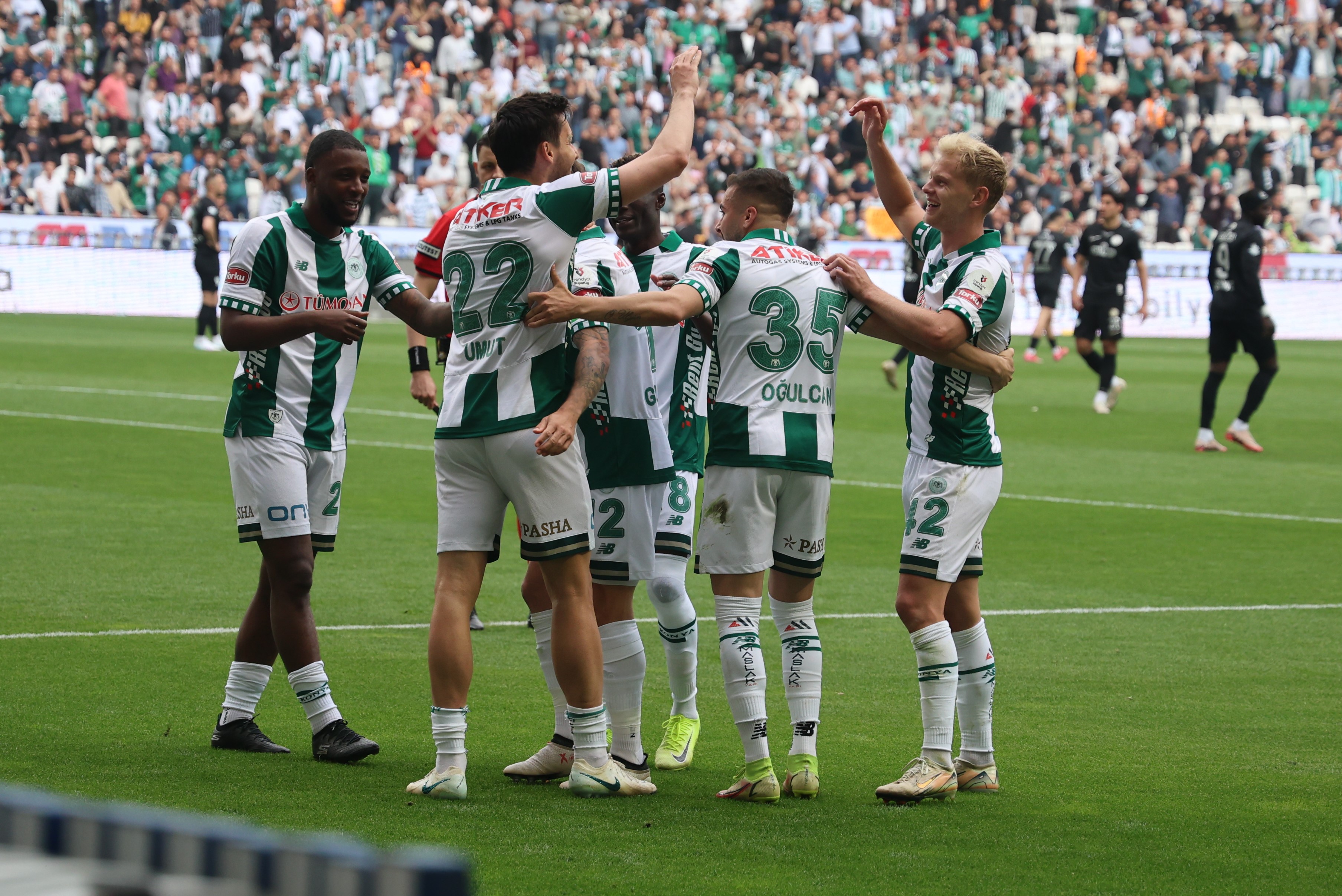Konyaspor, Alanyaspor'u yenerek evinde rekor peşinde