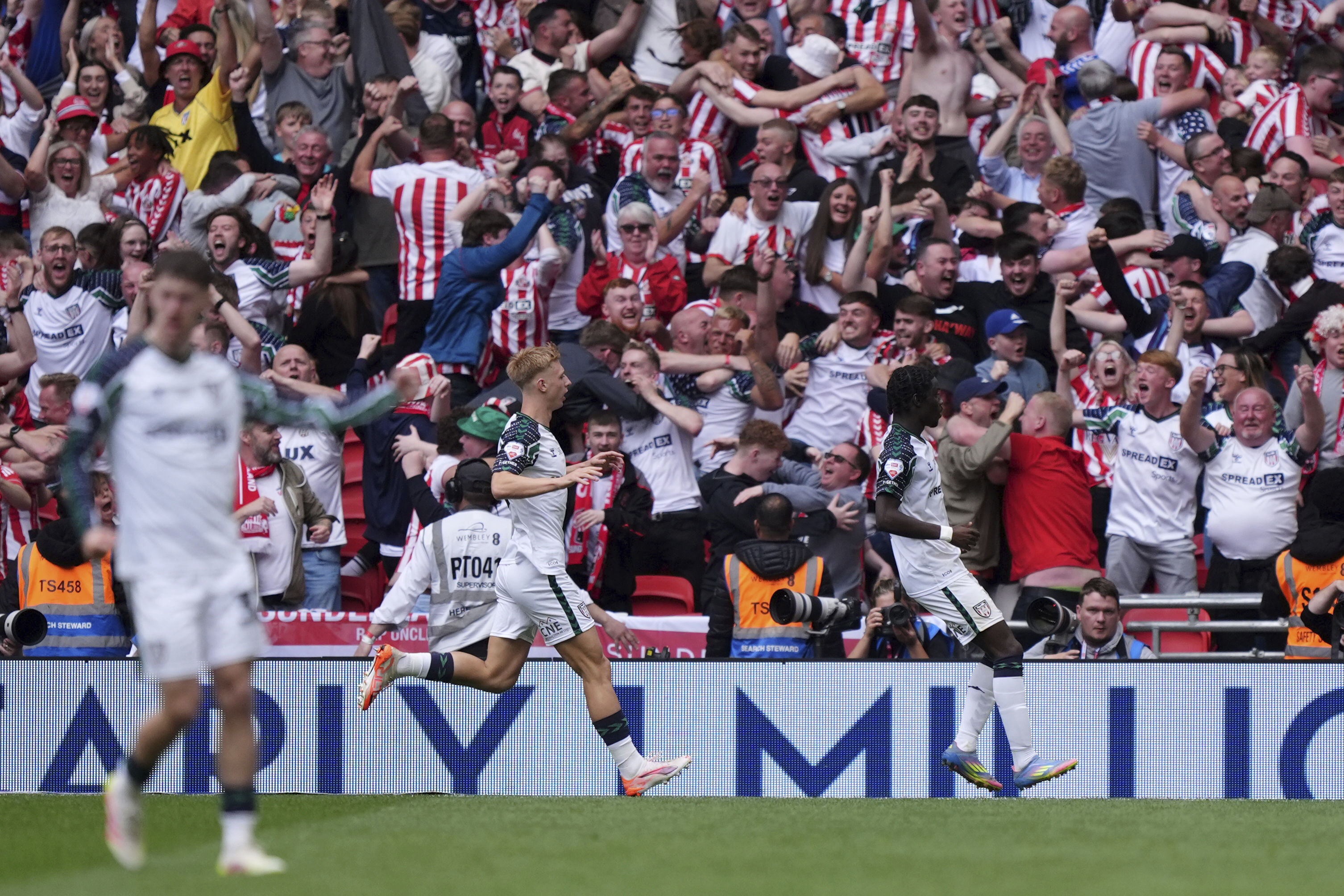 Sunderland son anlarda kazandı ve Premier Lig'e yükseldi
