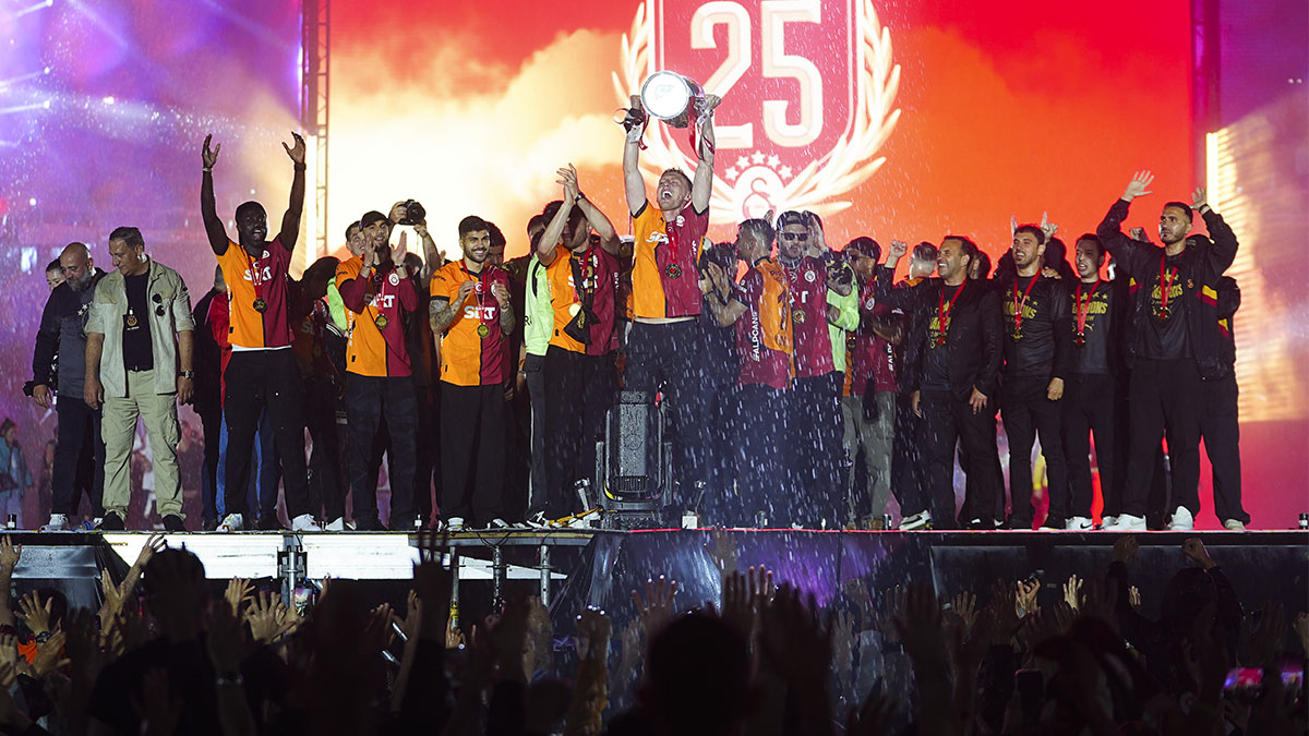 Yenikapı sarı kırmızıya boyandı! Galatasaray'dan 2 kupalı tarihi kutlama