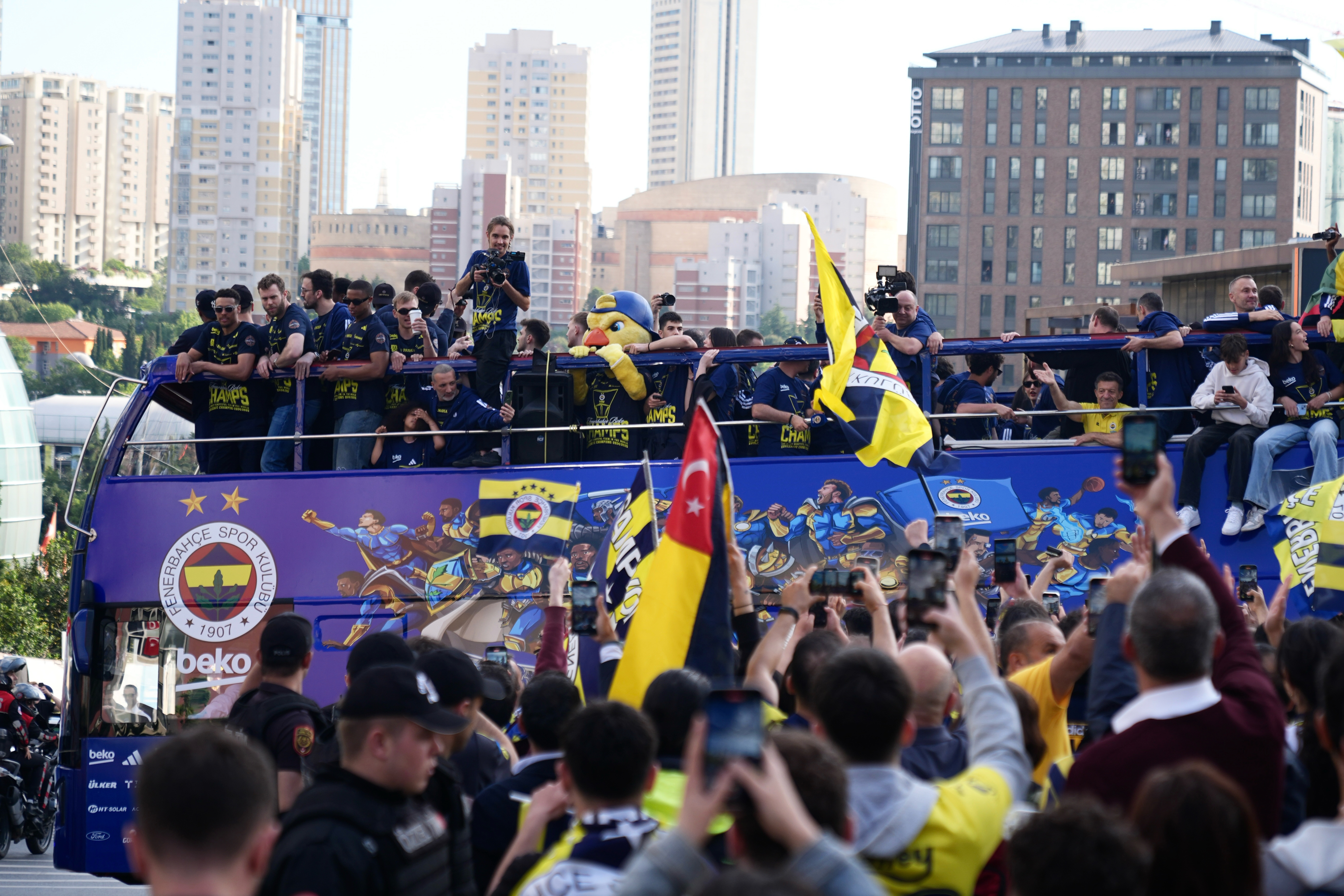 Fenerbahçe Beko şampiyonluk turunda! Taraftarlarıyla bir araya geldiler