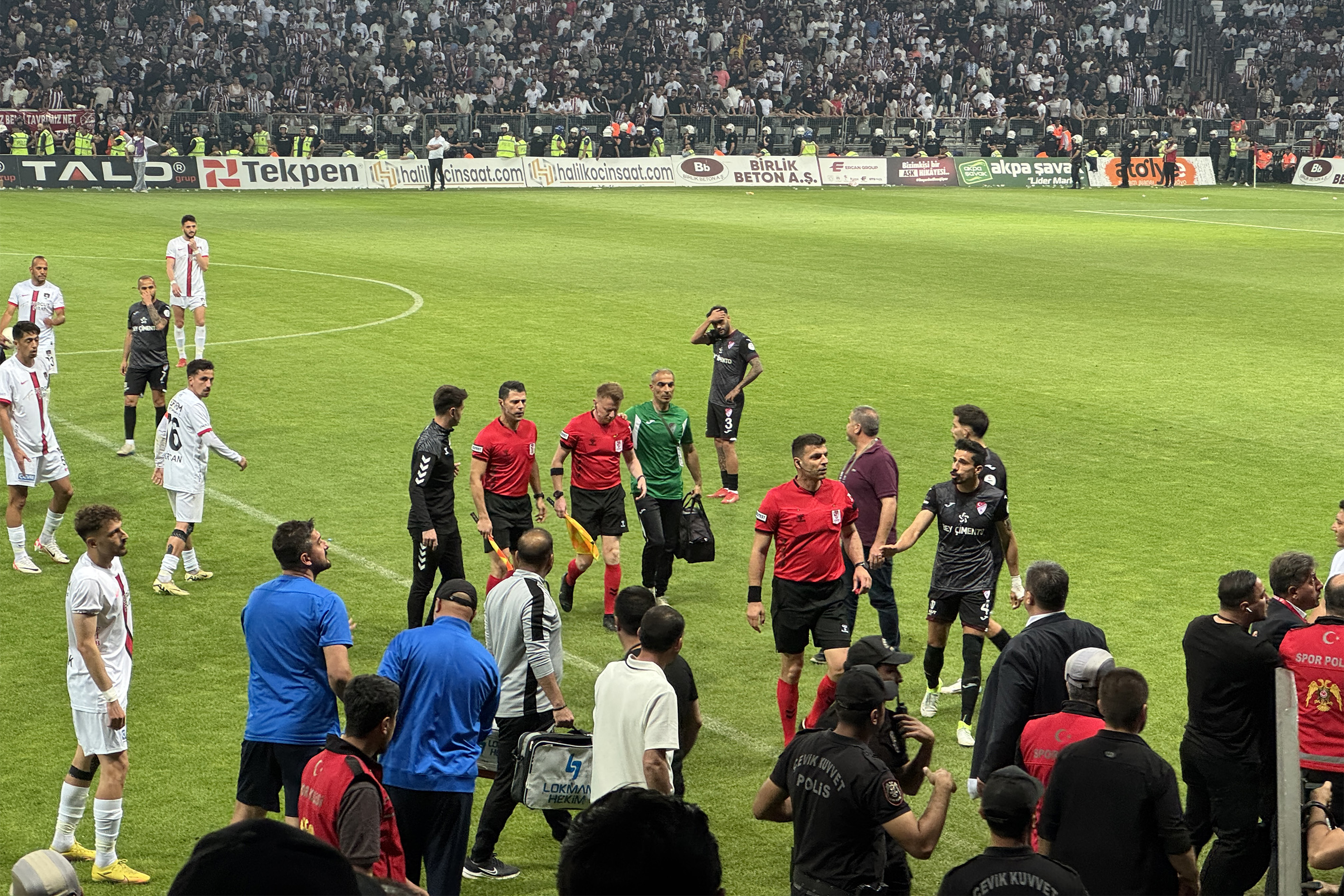 Maç tatil edilmişti! PFDK, Vanspor-Elazığspor maçının cezalarını açıkladı