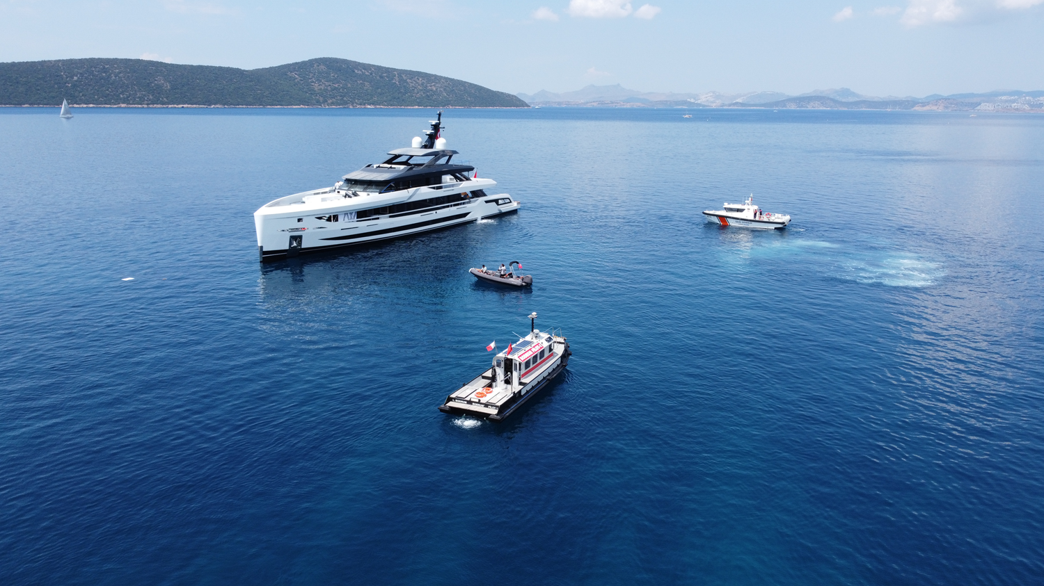 Bodrum'da üretildi, törenle denize indirildi... Süper yatın değeri tam 1.2 milyar lira!