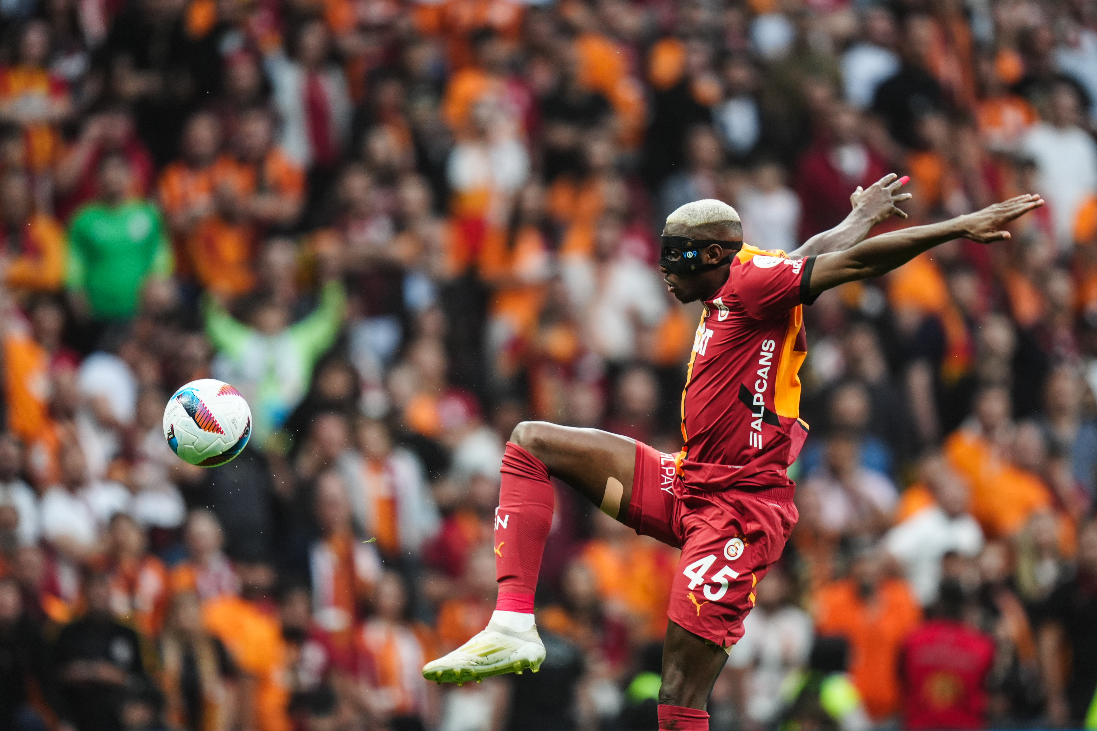 Galatasaray maçında gergin anlar! Ortalık karıştı
