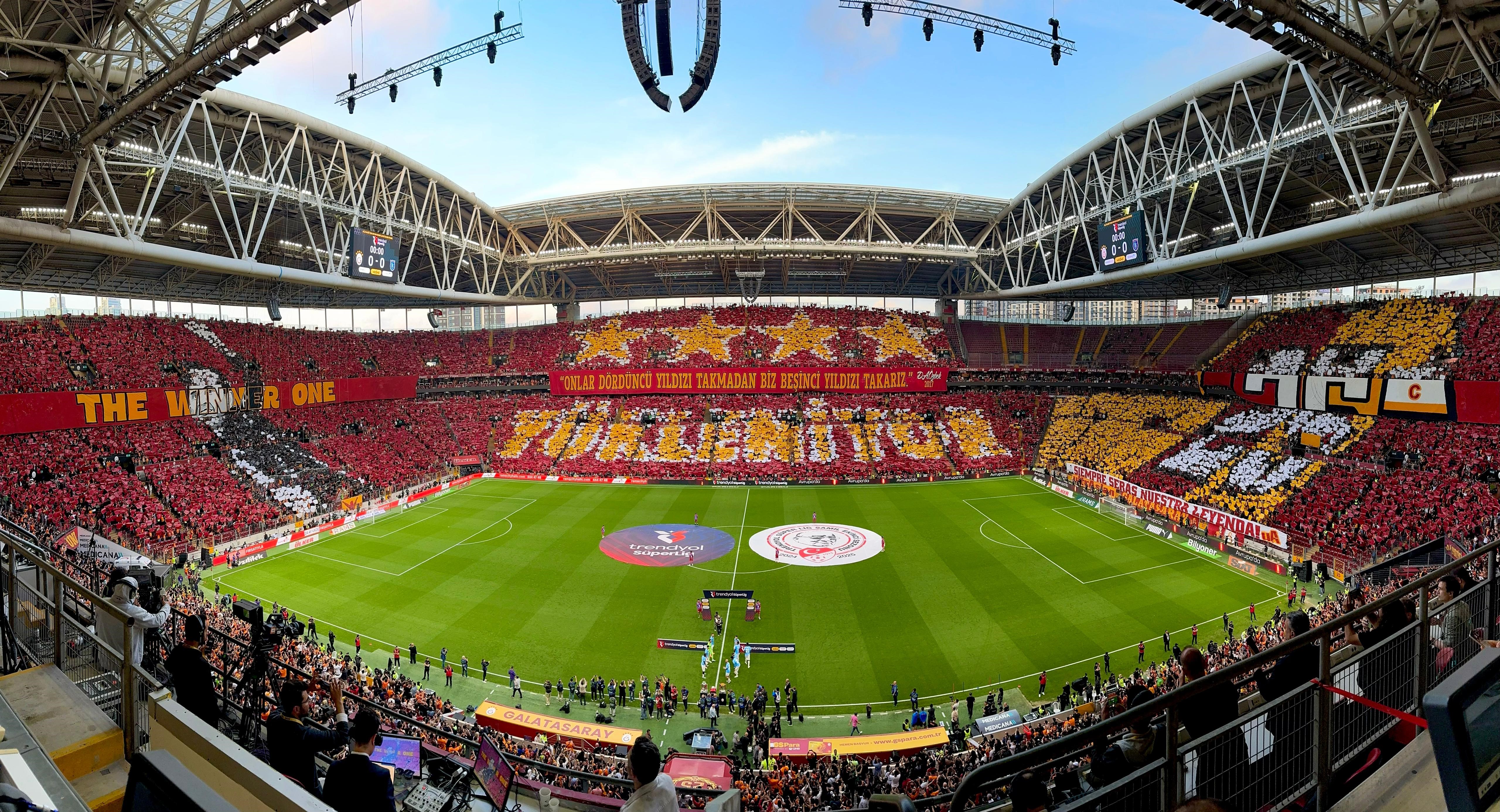 Maç öncesi şampiyonluk koreografisi! Galatasaray tribünlerinden 5. yıldız vurgusu