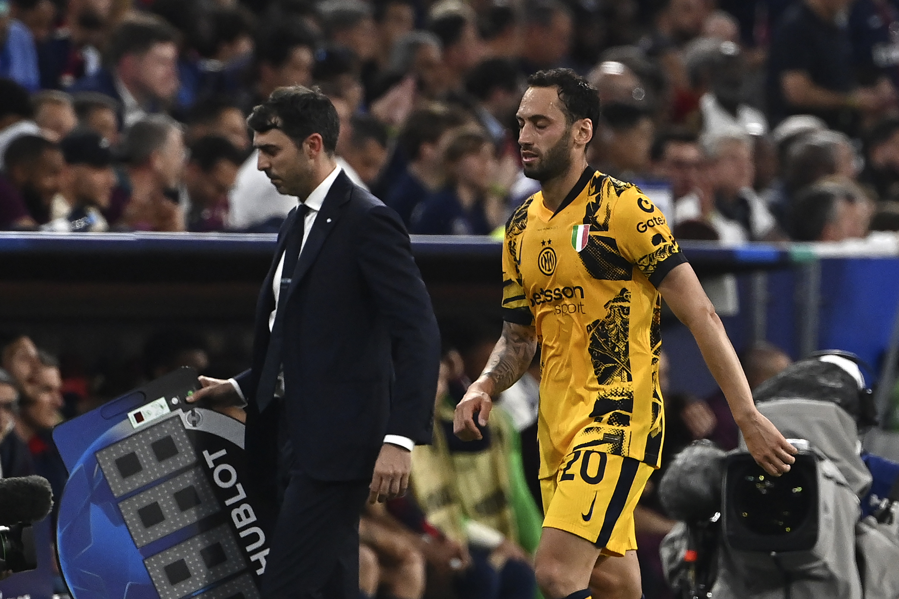 Arda Turan'dan Hakan Çalhanoğlu'na destek mesajı