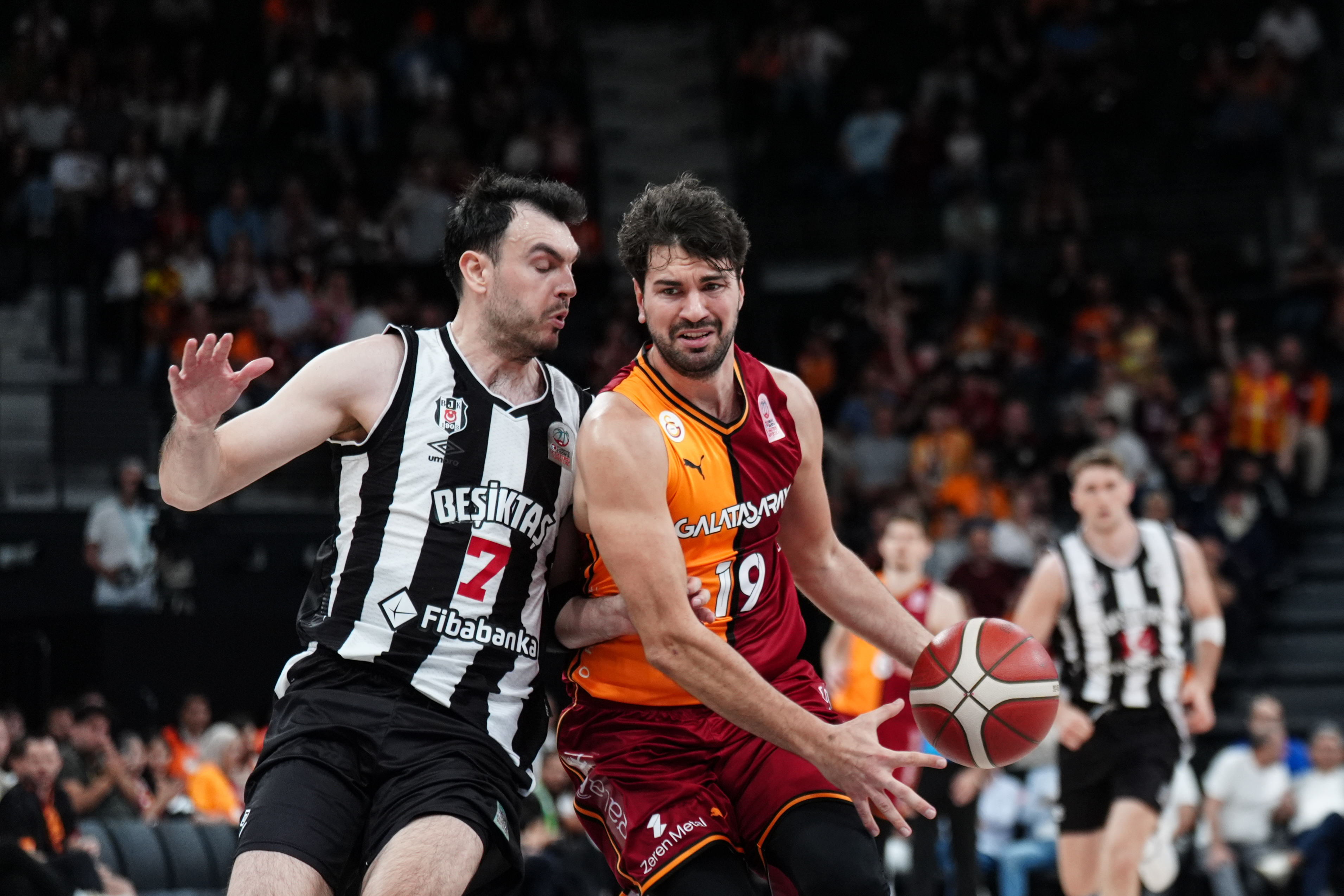 Beşiktaş, Galatasaray'ı rahat geçti! Anadolu Efes'in rakibi oldular