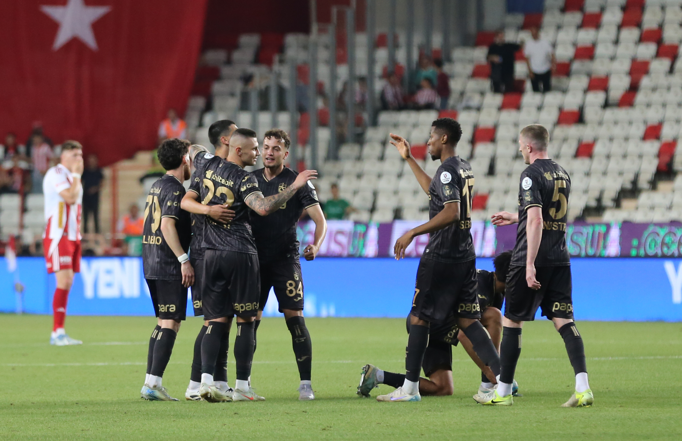 Trabzonspor, tarihi farkla şampiyonun gerisinde kaldı