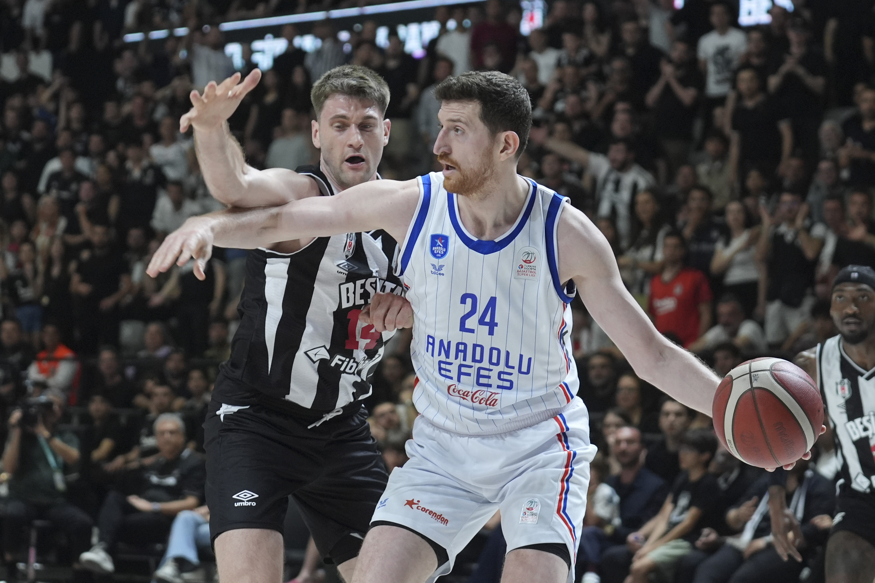 Anadolu Efes son çeyrekte kazandı