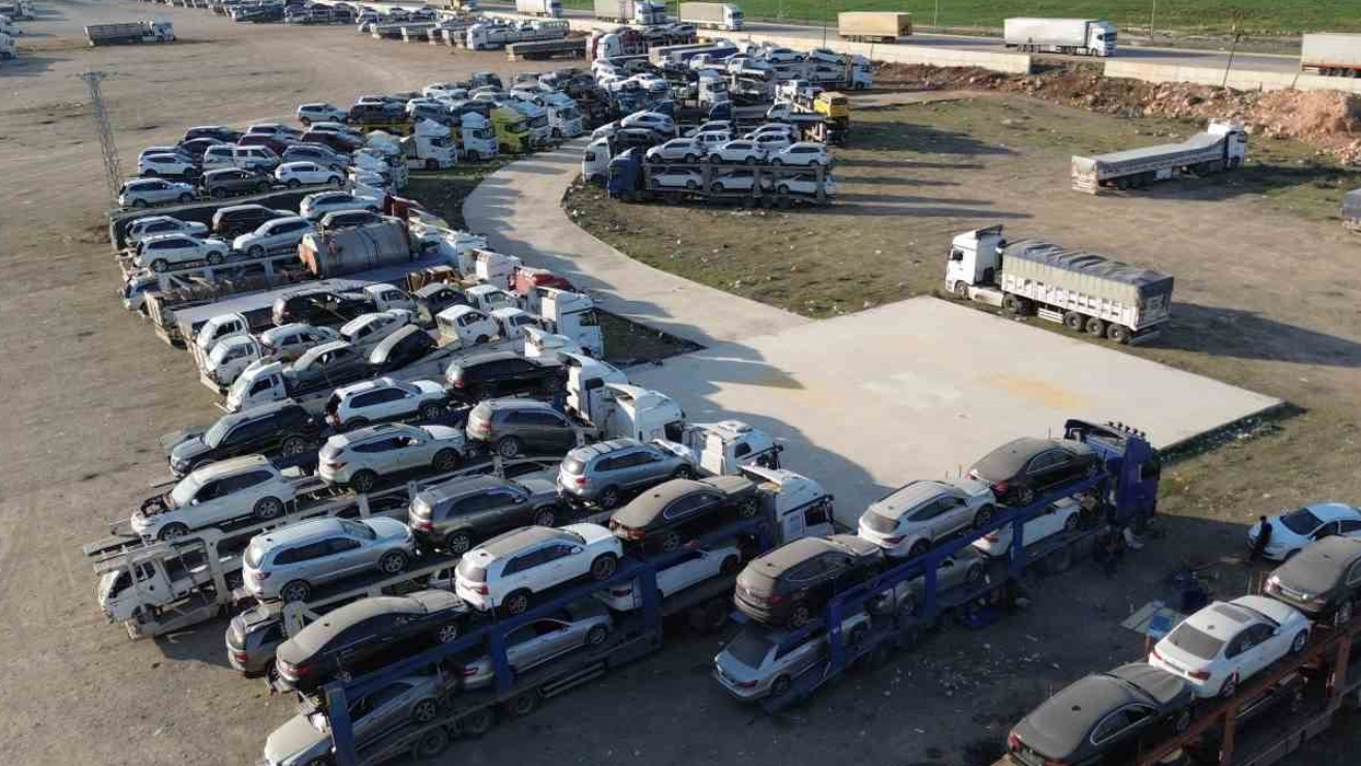 Uzak Doğu'dan getirildi! Hatay üzerinden Suriye'ye otomobil köprüsü