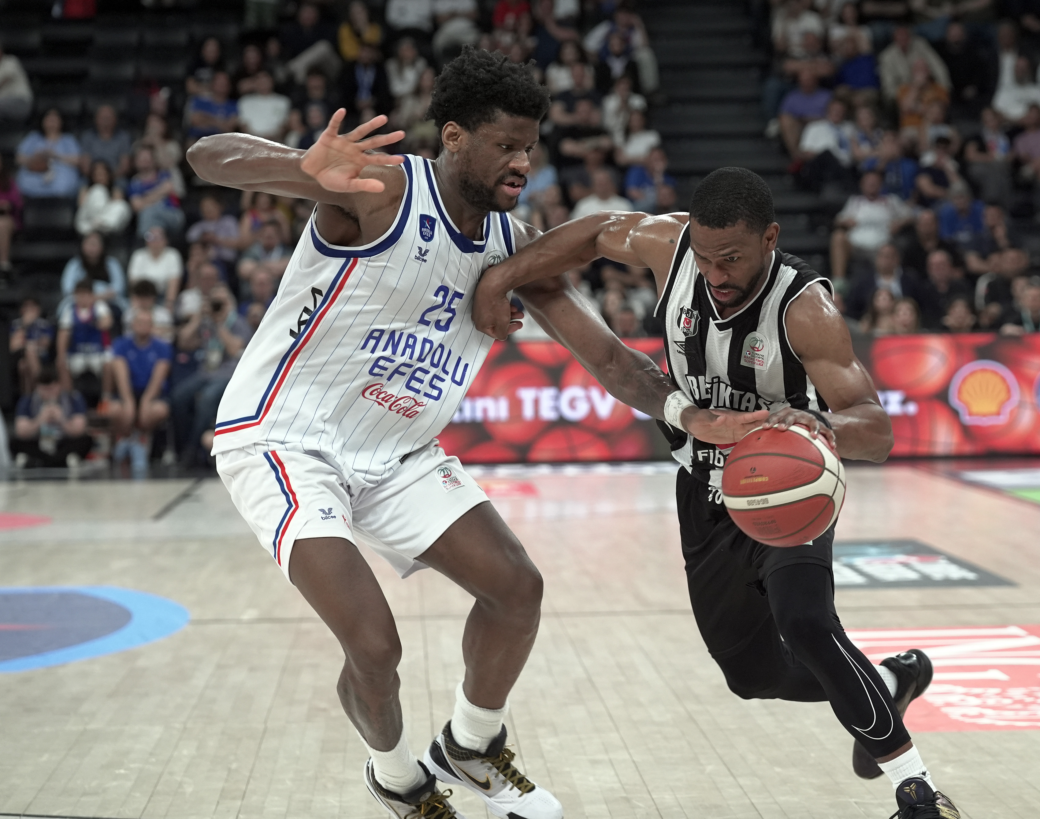 Beşiktaş Fibabanka ve Anadolu Efes final bileti peşinde