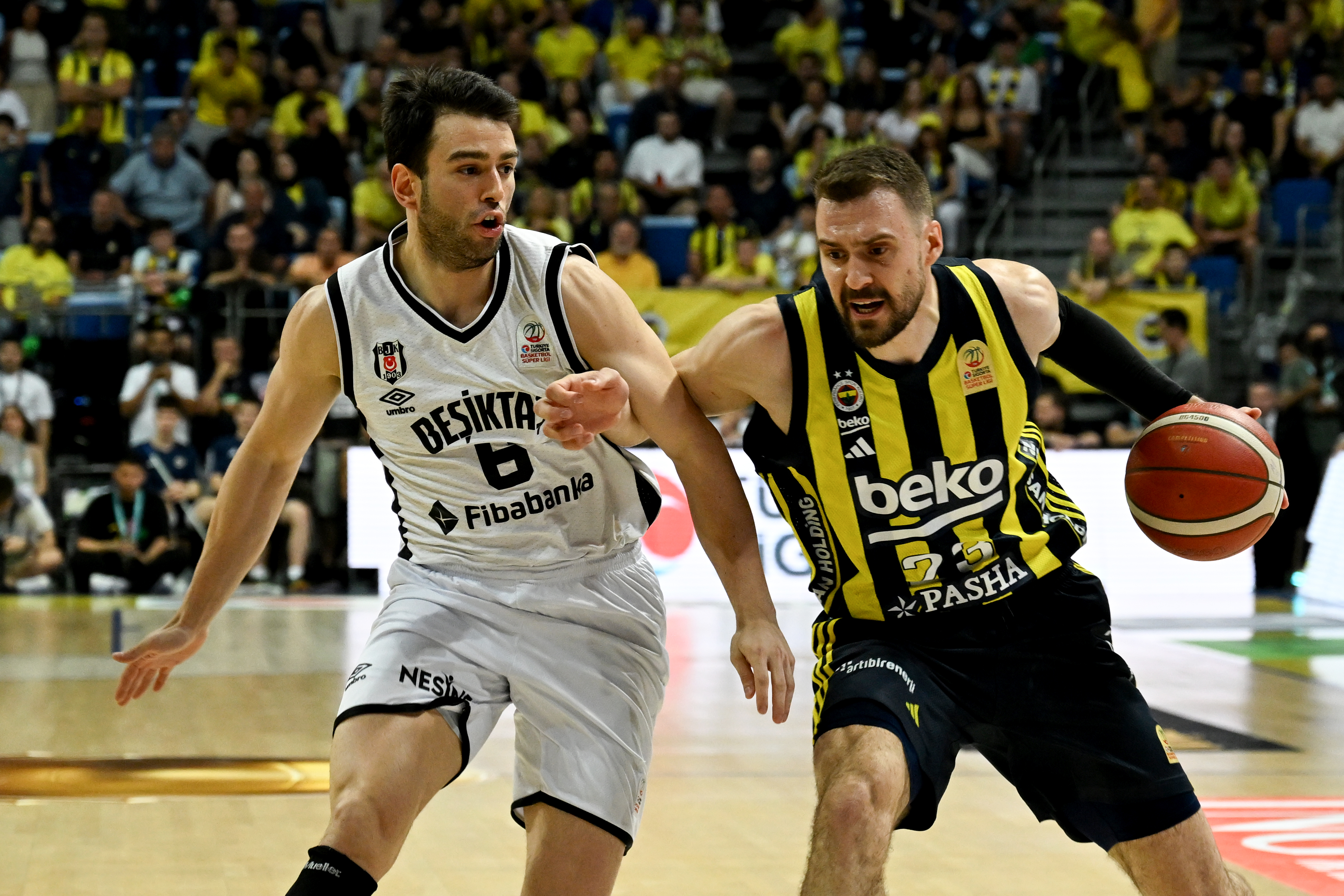 Final serisinde ilk maç oynandı! Fenerbahçe Beko evinde kazandı