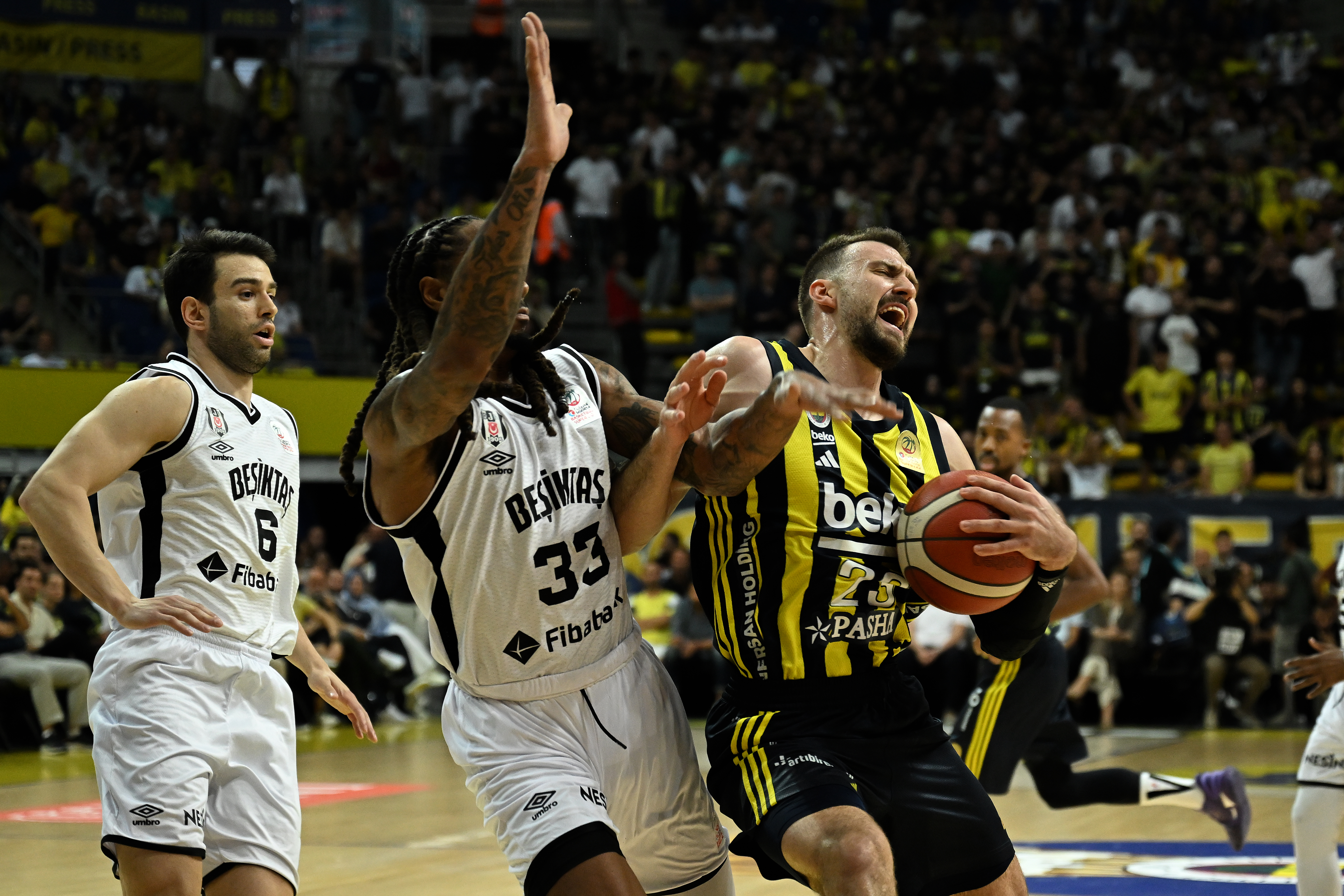 Beşiktaş'tan derbi sonrası hakeme tepki: Düdük asmasını bekliyoruz