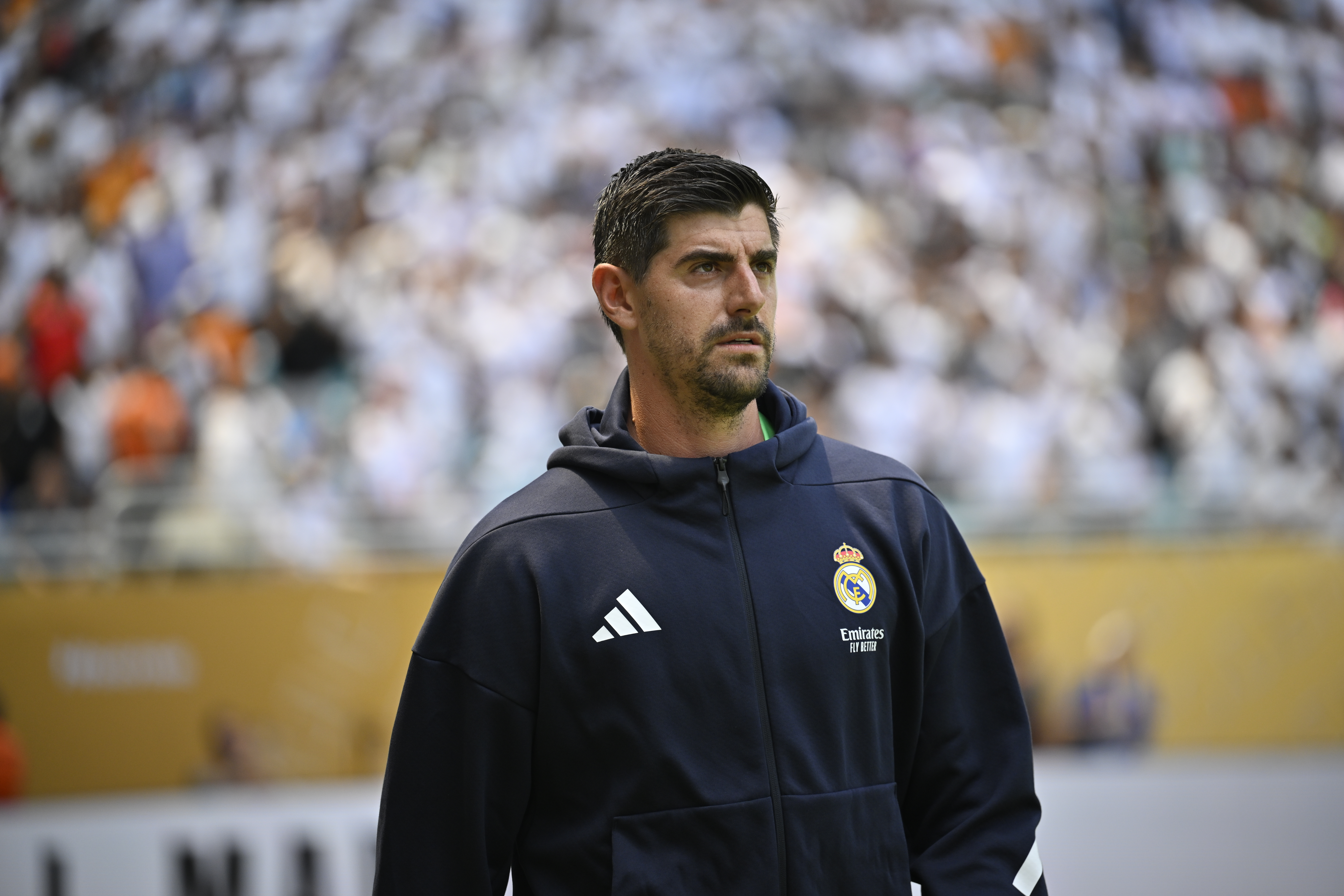 Thibaut Courtois imzayı atıyor