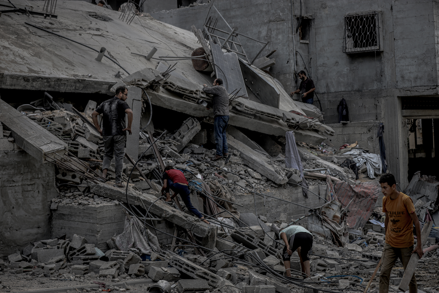 Soykırımcı İsrail Gazze'de sivilleri bombaladı! Çok sayıda Filistinli şehit oldu