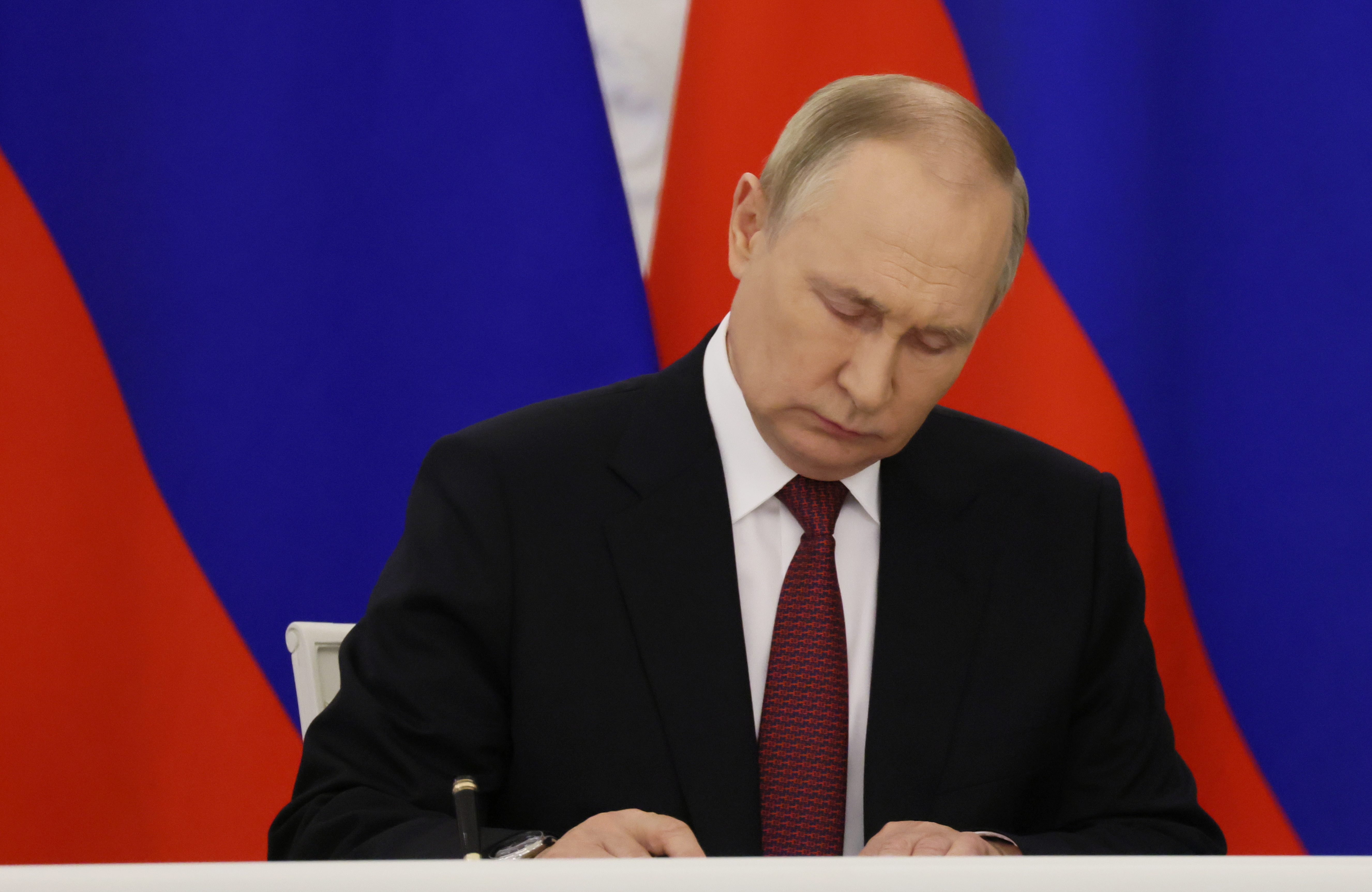 Putin imzayı attı: Yerli mesajlaşma uygulaması geliştirilecek