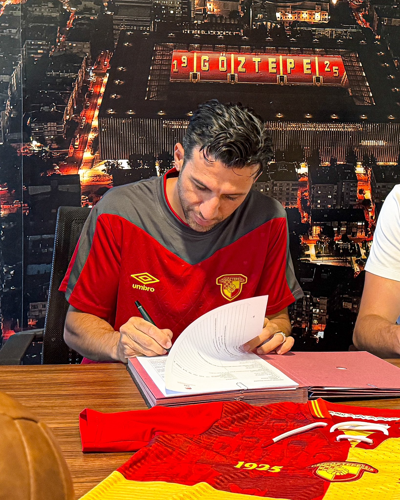Göztepe'den İsmail Köybaşı'na yeni sözleşme