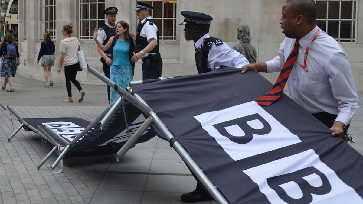 İngiliz ünlüler soykırım yanlısı BBC için ayaklandı: Robbie Gibb istifa!