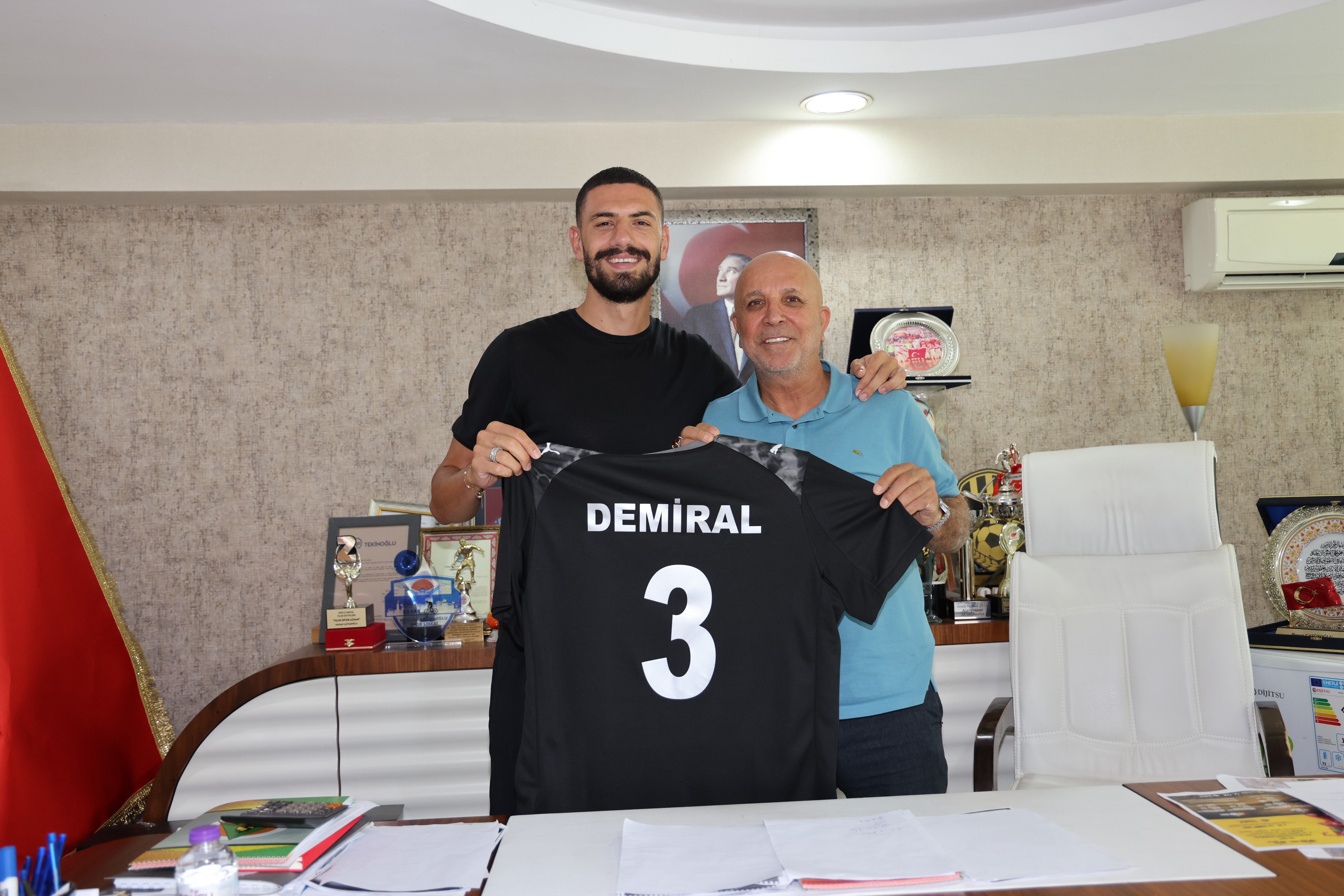 Milli futbolcu Melih Demiral, Alanyaspor'u ziyaret etti