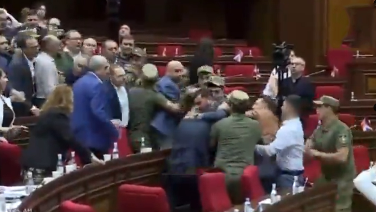 Komşu meclisi karıştı: Milletvekilleri arasında yumruklu kavga