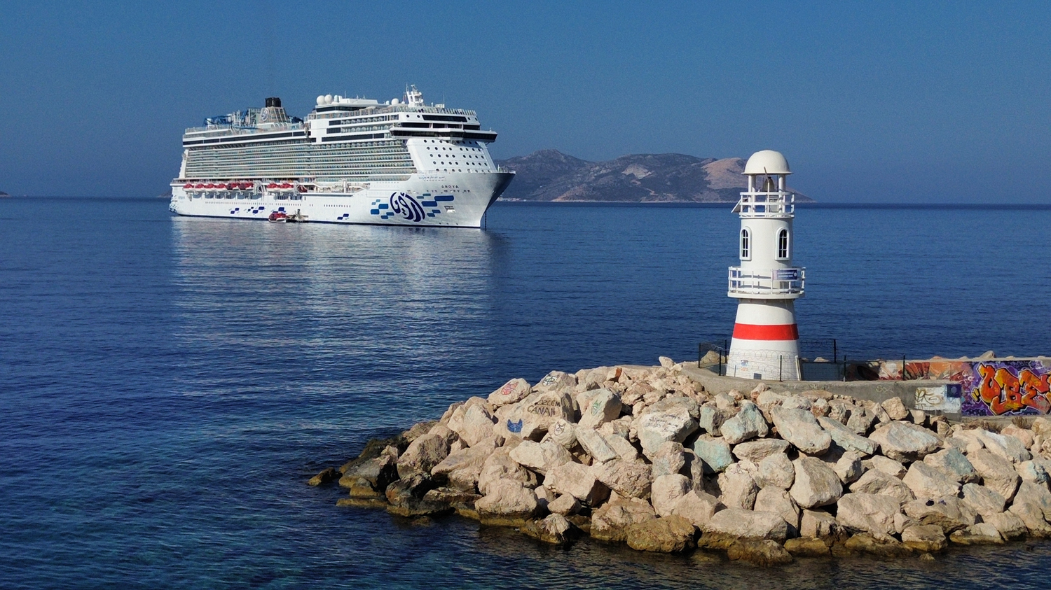 Kaş'a kruvaziyerle turist akını