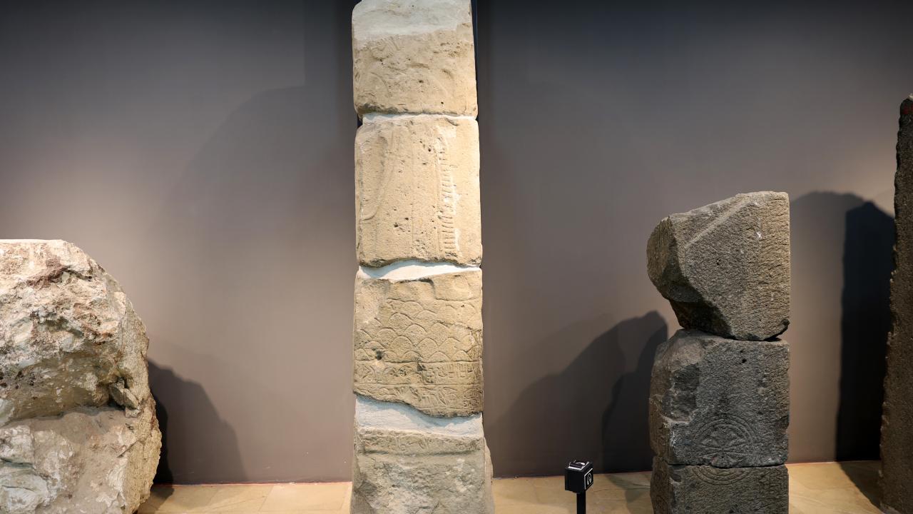 Sivas Arkeoloji Müzesi'ndeki stelde Hititlerden 4 kuşağa ait bilgiler yer alıyor