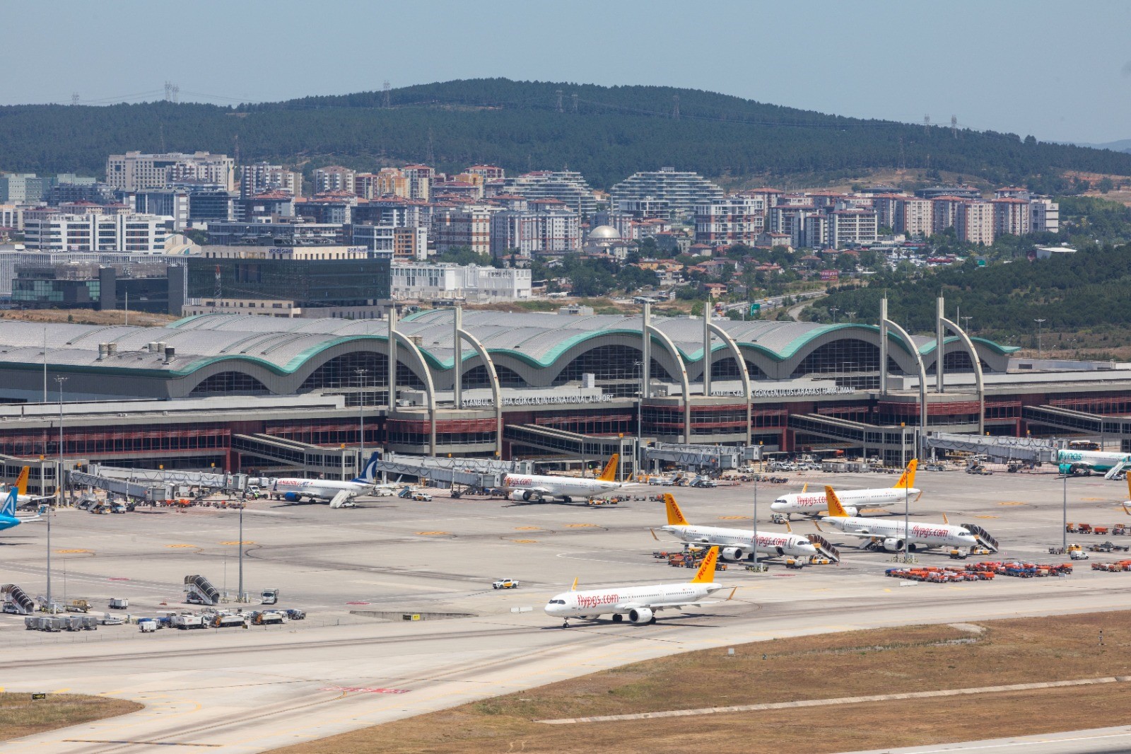 Tüm zamanların rekoru! Sabiha Gökçen'e yolcu akını
