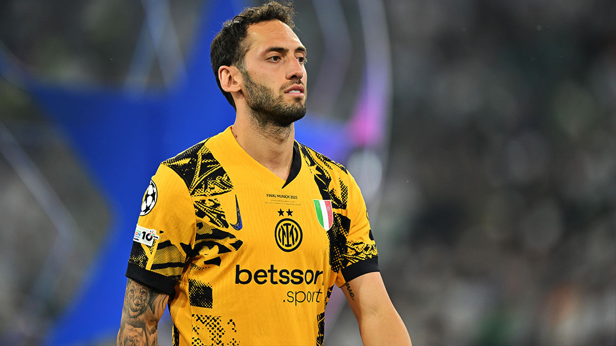 Hakan Çalhanoğlu transfer iddialarına noktayı koydu!