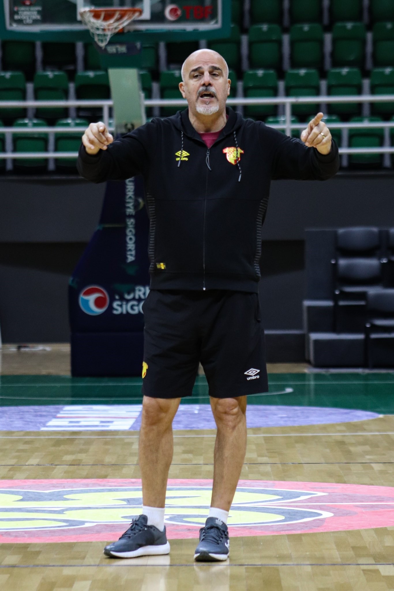 Rüçhan Tamsöz 1 yıl daha Göztepe Basketbol'da