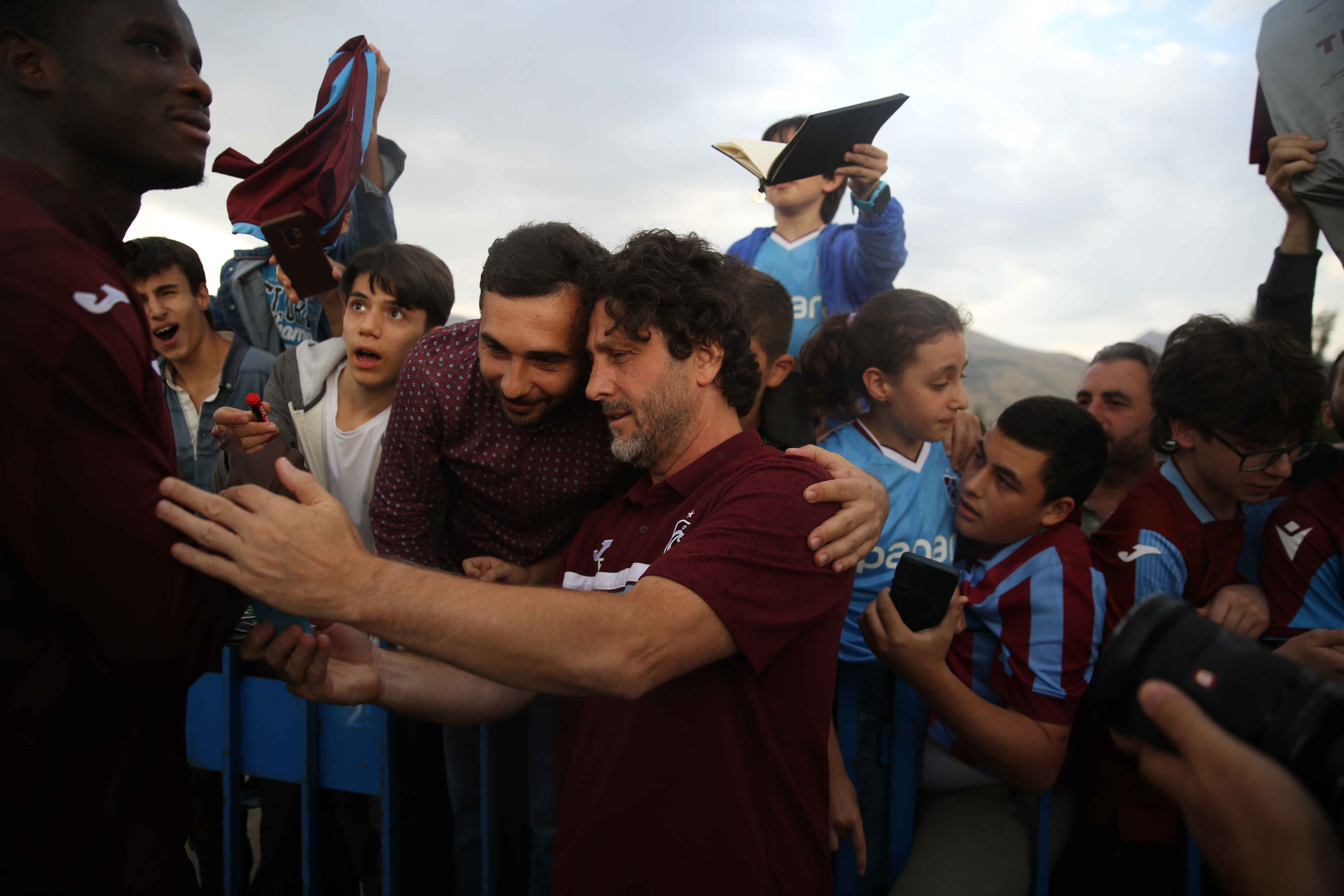 Trabzonsporlu taraftardan yağmur altında büyük destek