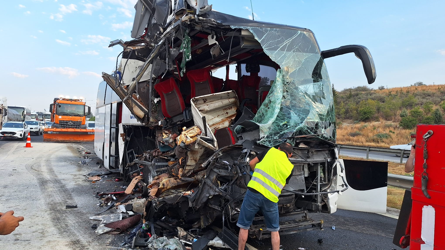 Yolcu otobüsü tıra çarptı: Çok sayıda yaralı var
